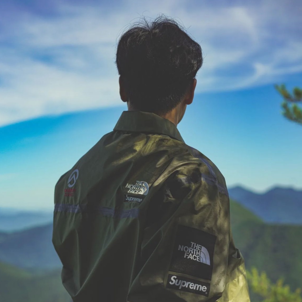 Supreme x The North Face Summit Series Outer Tape Seam Coaches Jacket Olive - 21SS, Adidas Yeezy Boost 350 V2 Core Black White 2022 착용 스타일 - 3