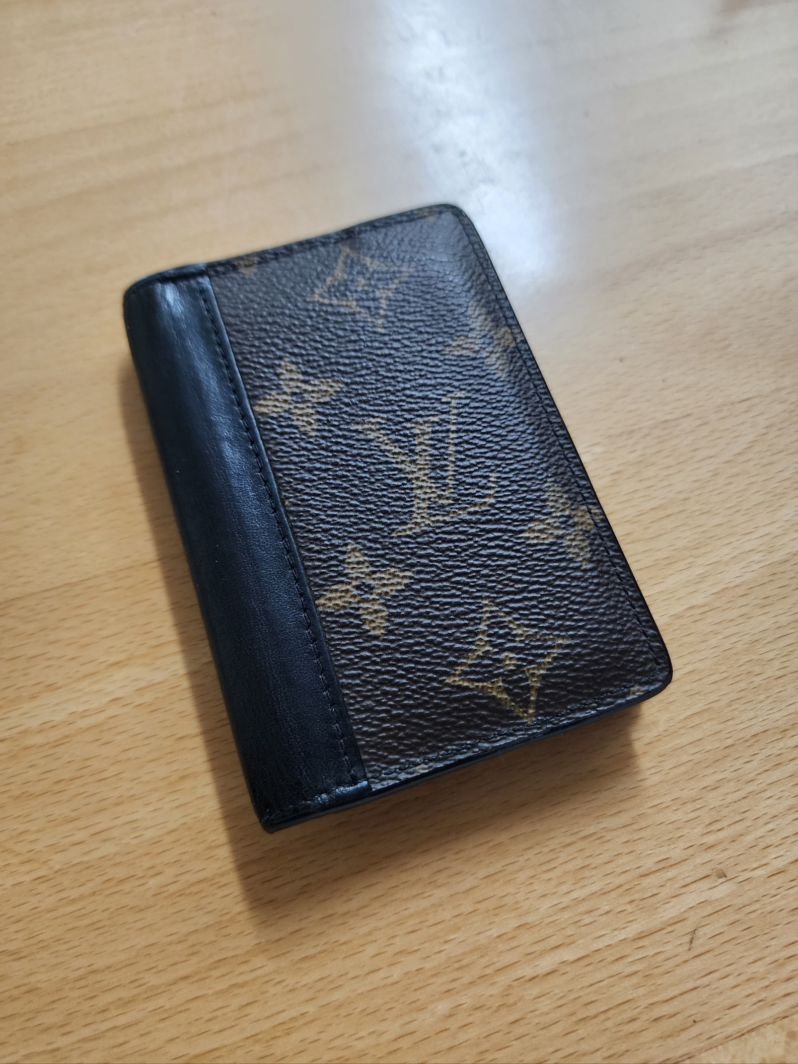 Louis Vuitton Pocket Organizer Monogram Macasa 착용 스타일