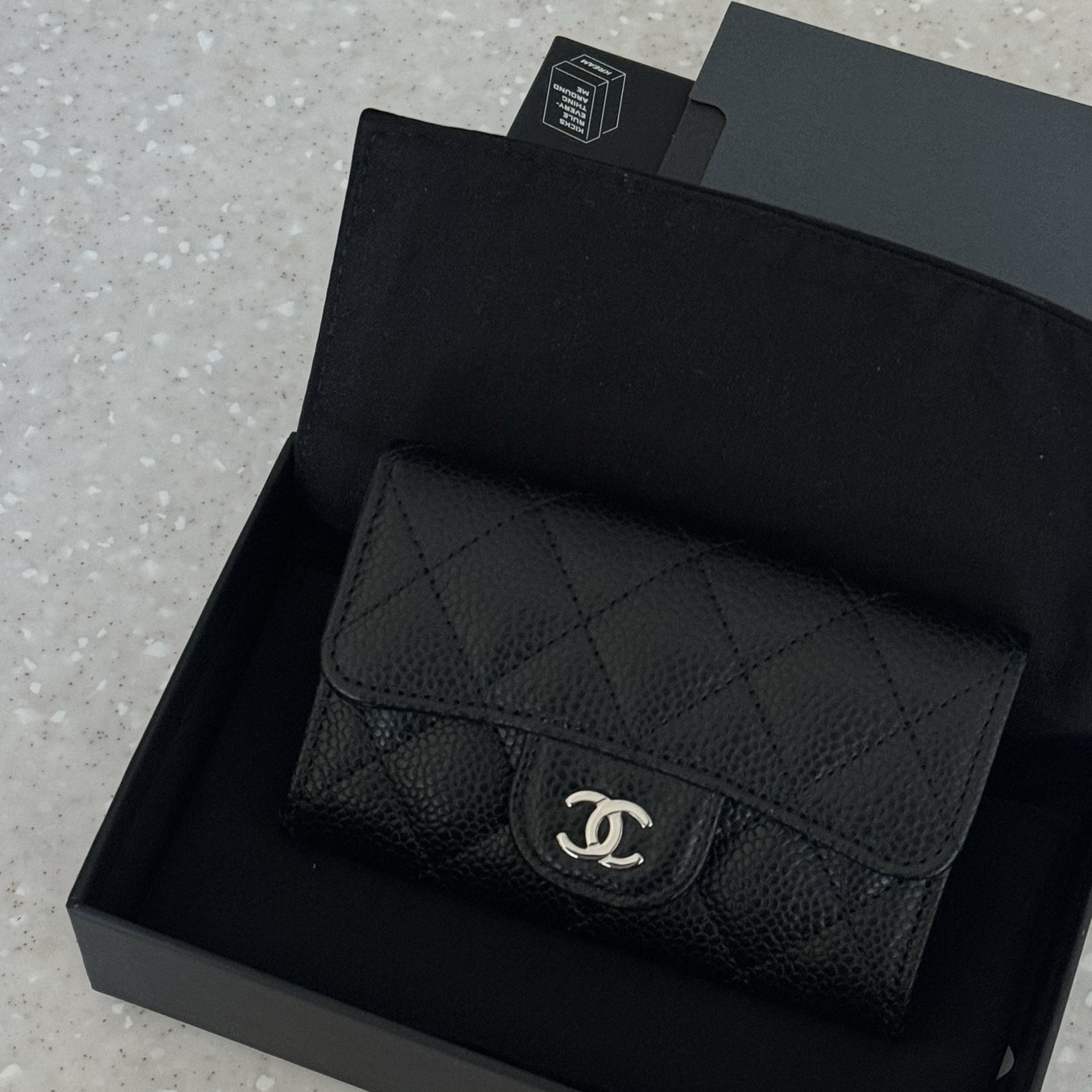 Chanel Classic Card Holder Grained Calfskin & Silver Black 착용 스타일