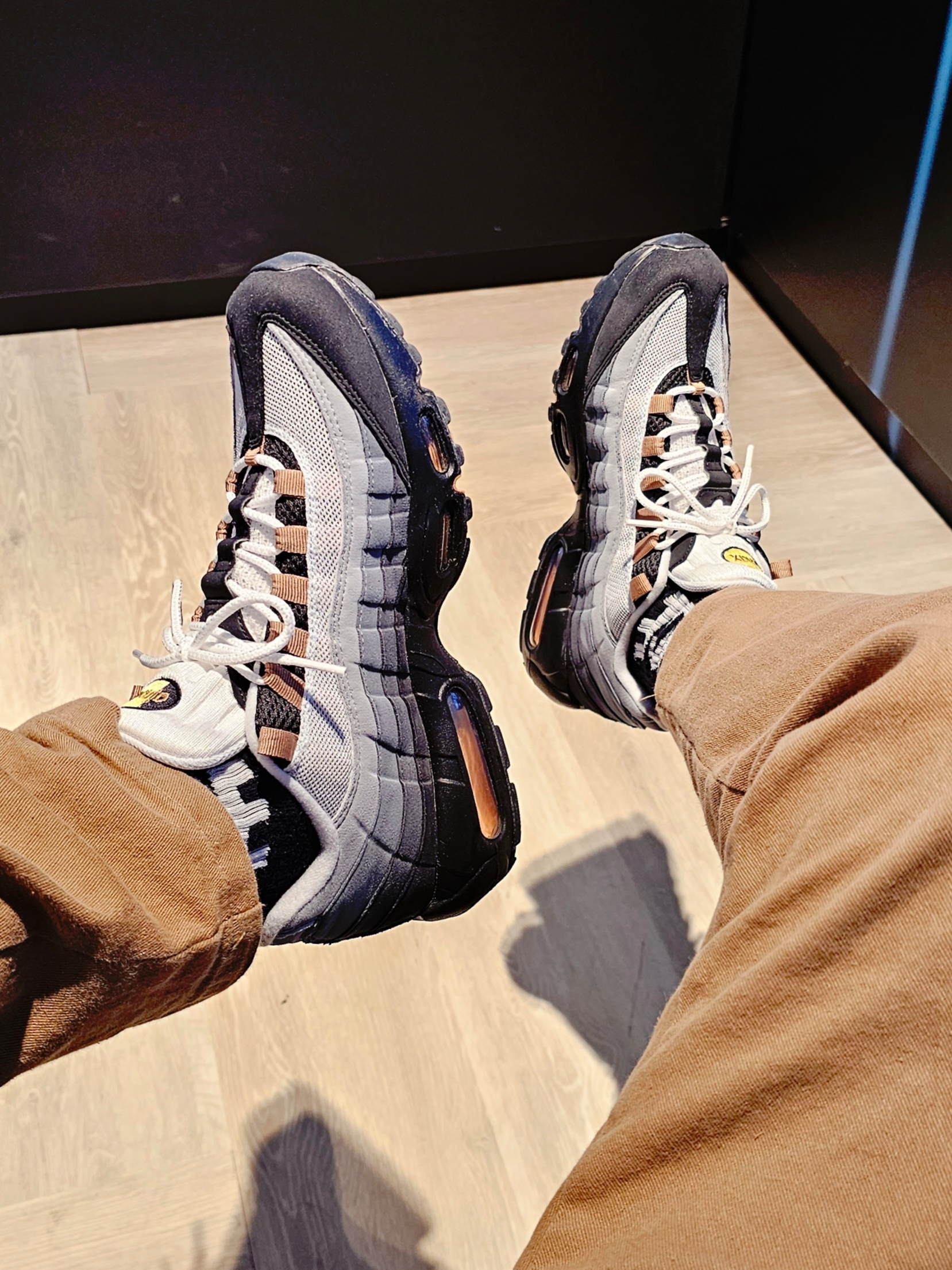 Nike Air Max 95 Wolf Grey Yellow Strike 착용 스타일 - 7
