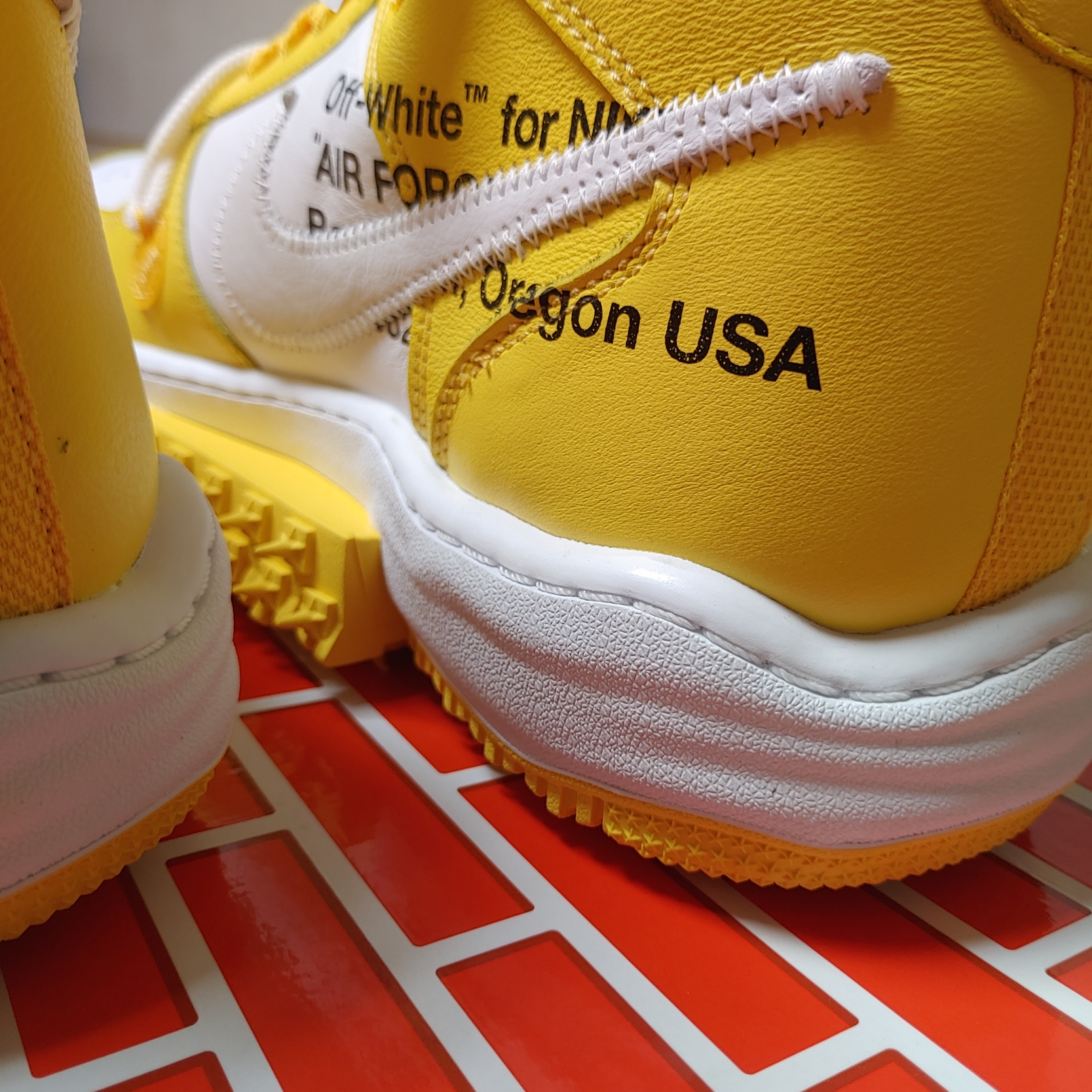 Nike x Off-White Air Force 1 Mid SP Leather Varsity Maize 착용 스타일 - 2