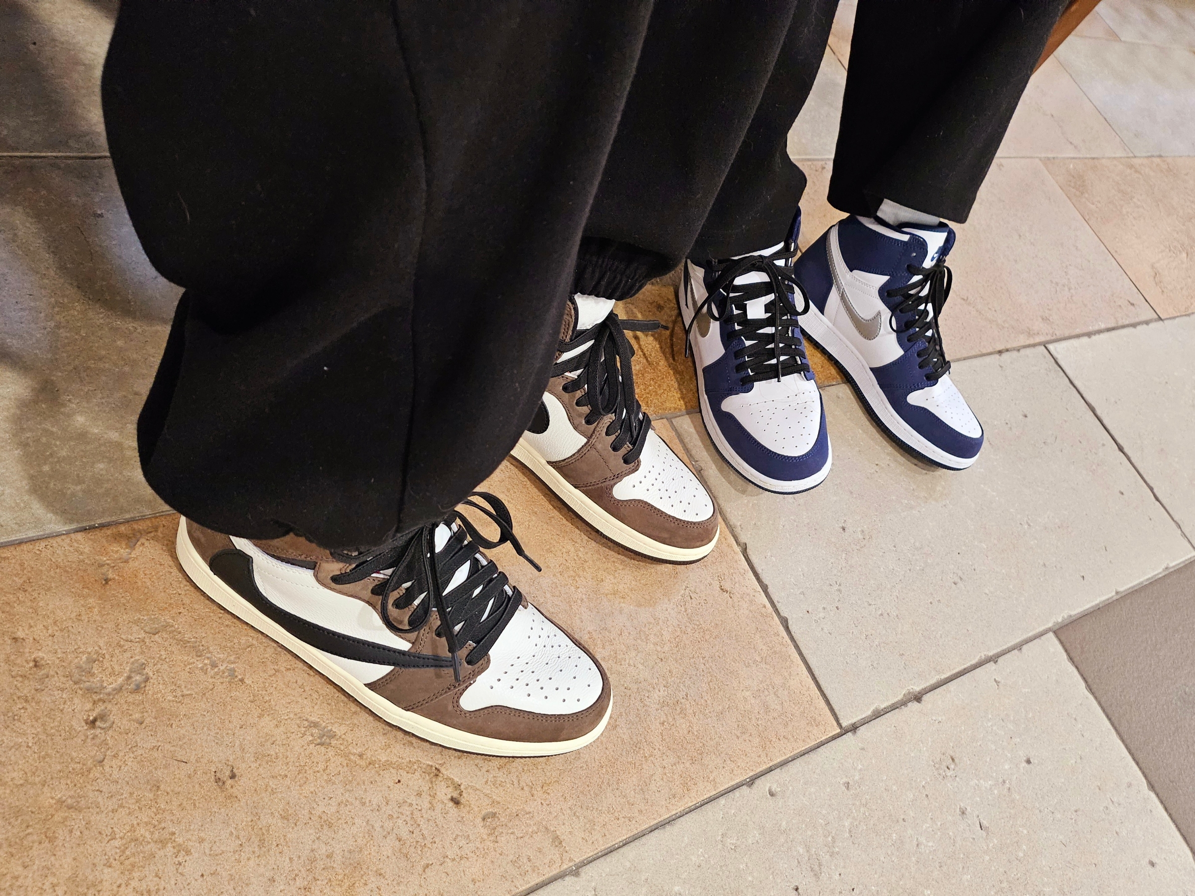 Jordan 1 Retro High OG CO.JP Midnight Navy, Jordan 1 x Travis Scott Retro High OG SP Mocha 착용 스타일 - 2