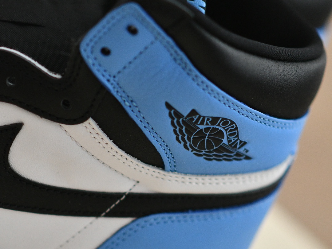 Jordan 1 Retro High OG University Blue 착용 스타일 - 2
