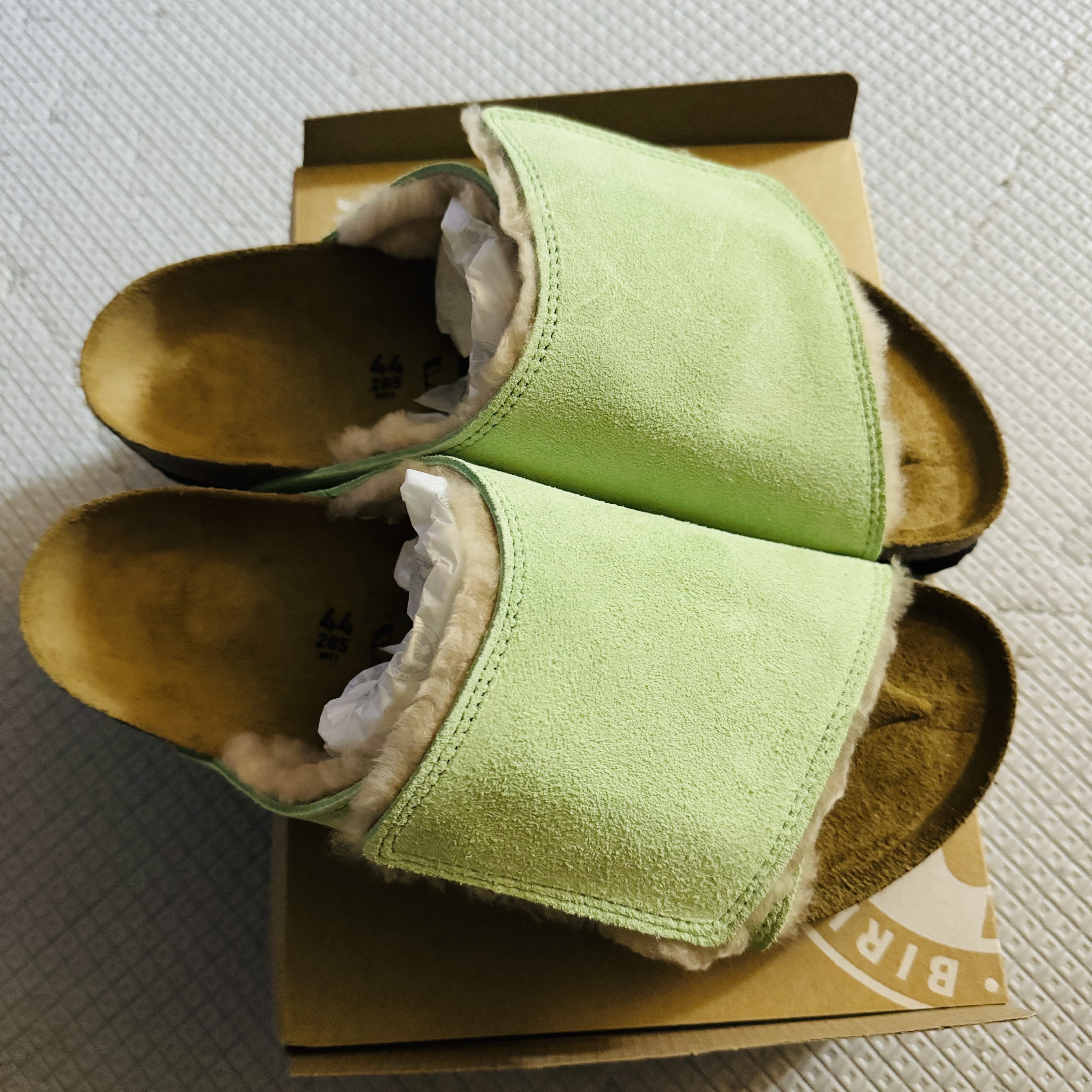 Birkenstock x Stussy Solana Shearling Slide Washed Green 착용 스타일 - 1