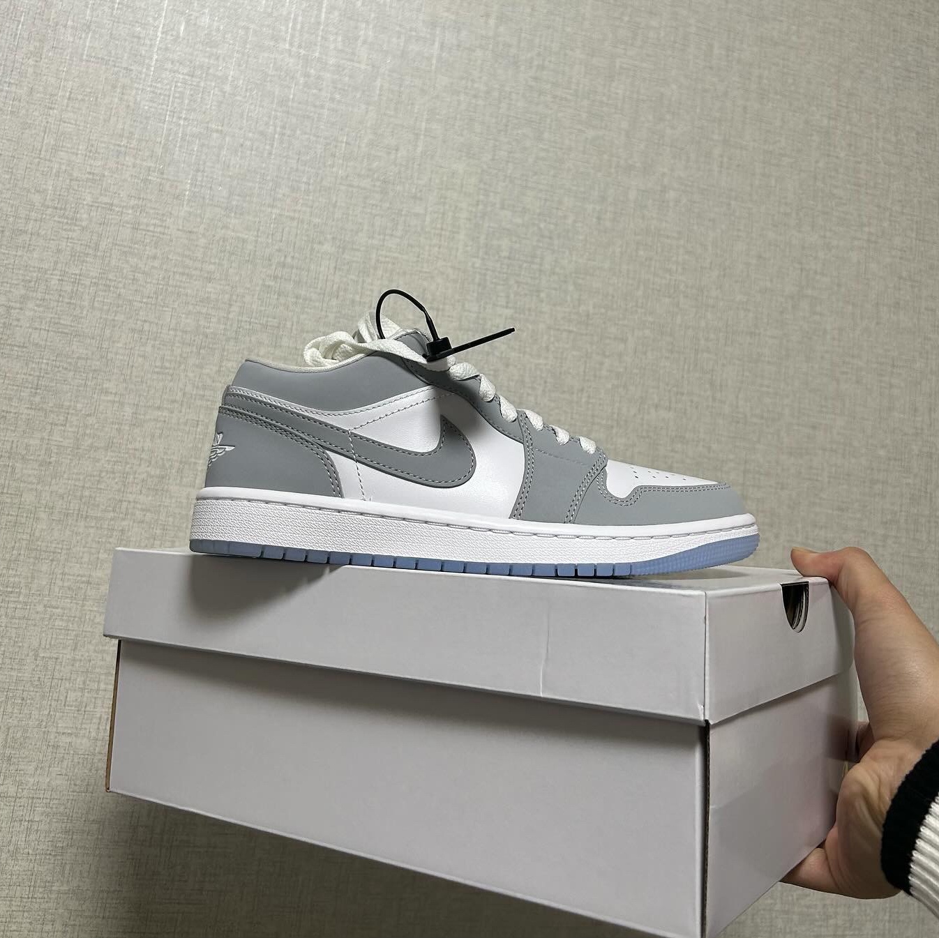 (W) Jordan 1 Low White Wolf Grey 착용 스타일 - 2