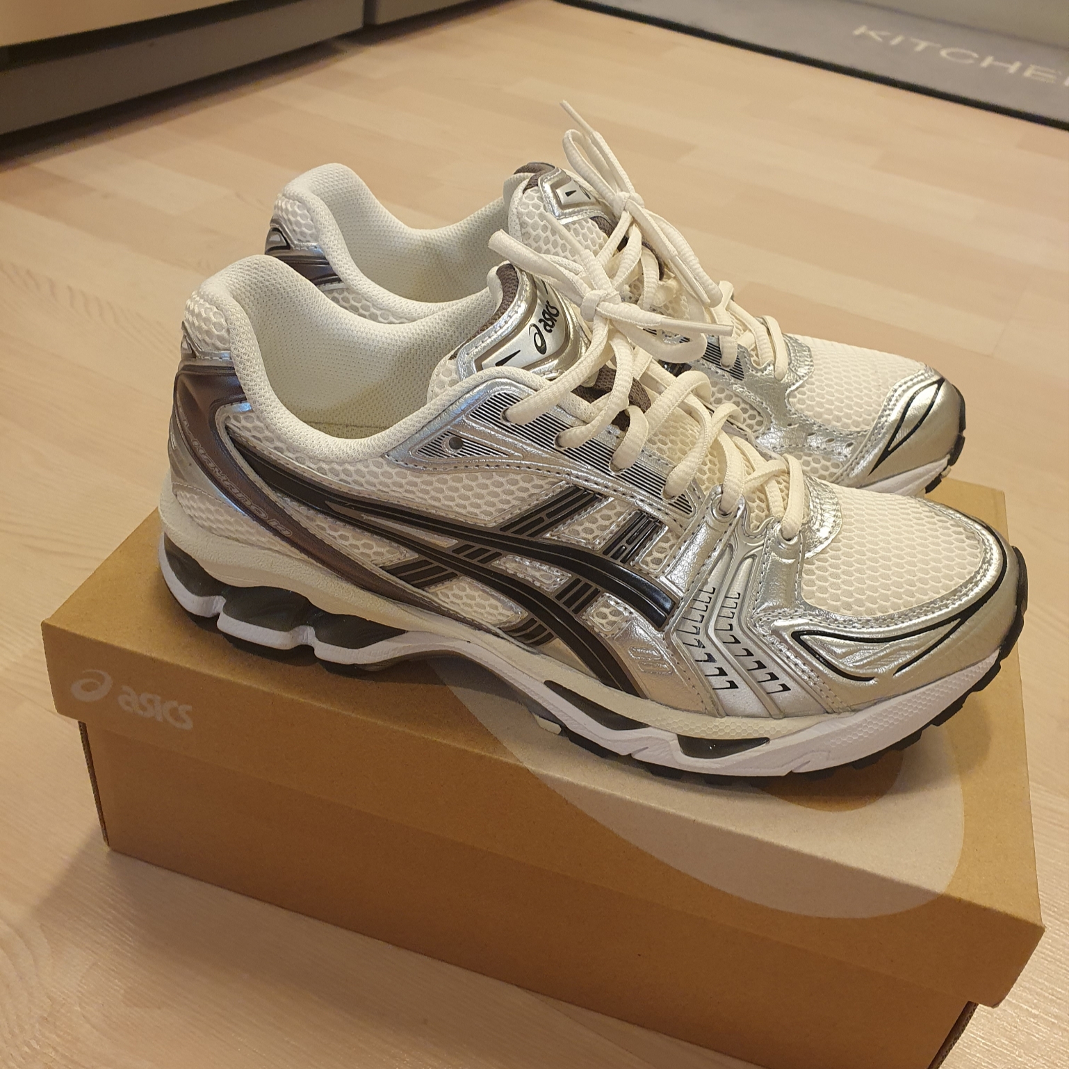 Asics Gel-Kayano 14 Cream Black 착용 스타일