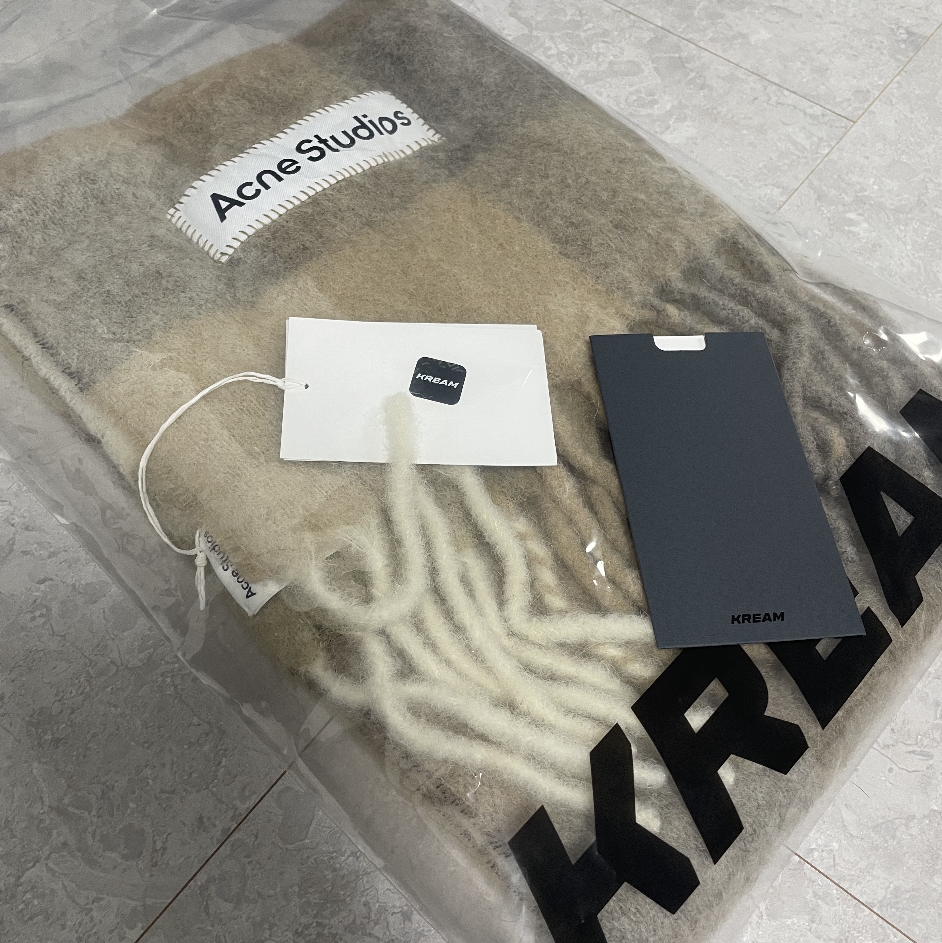 Acne Studios Mohair Check Muffler White Beige 착용 스타일