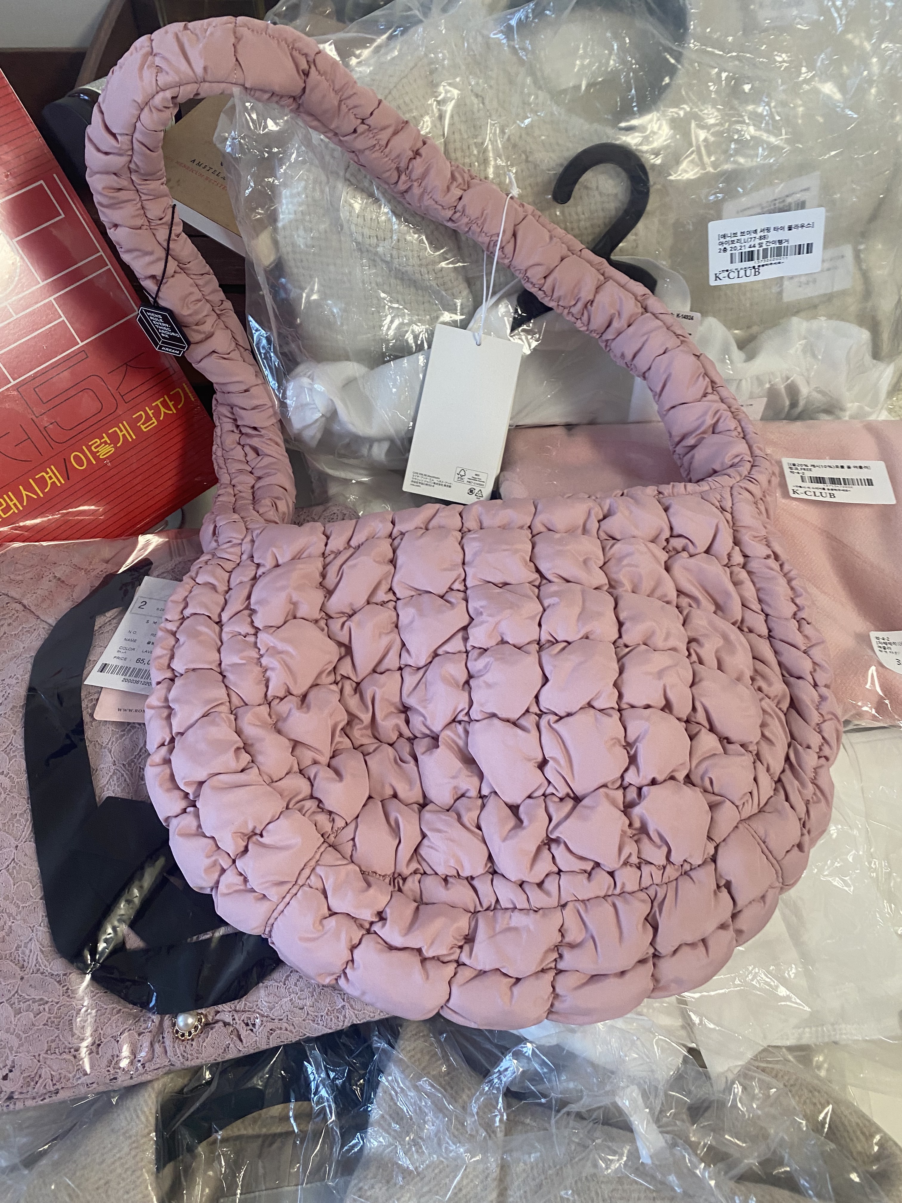 COS Quilted Messenger Bag Pink 착용 스타일 - 5