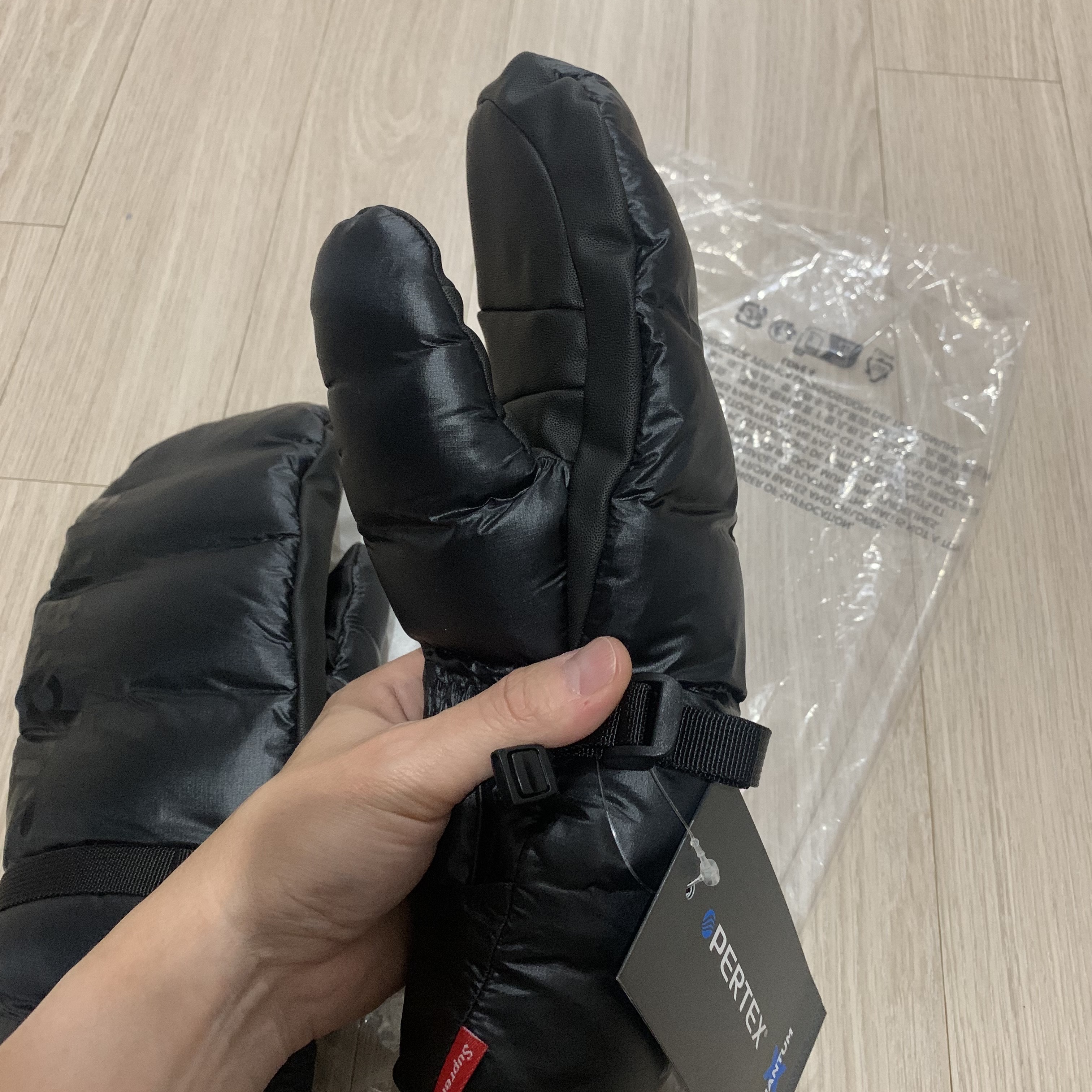 Supreme Featherweight Down Mittens Black - 23FW 착용 스타일 - 6