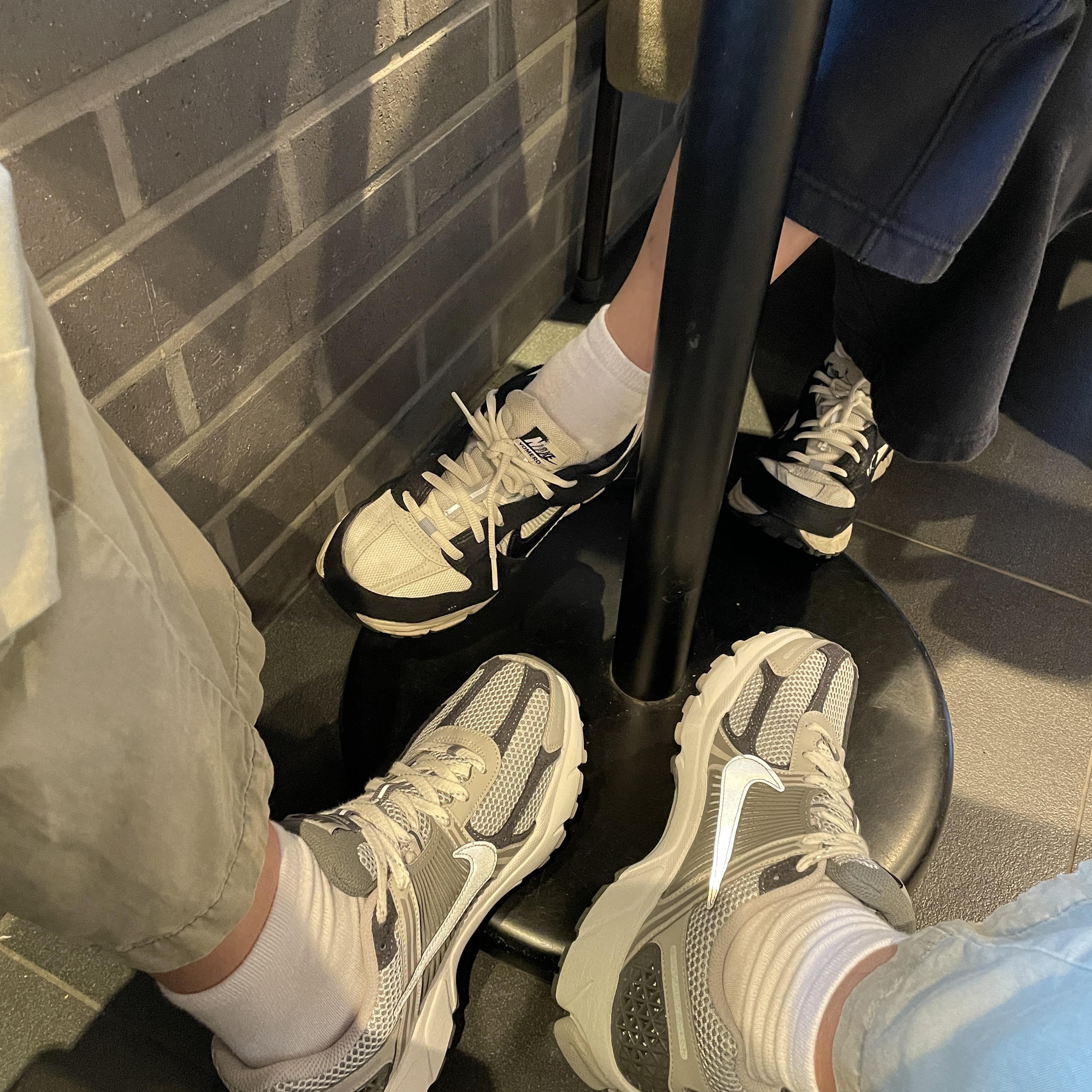 Nike Zoom Vomero 5 PRM Light Iron Ore and Flat Fewter, (W) Nike Zoom Vomero 5 Wolf Grey and Black 착용 스타일