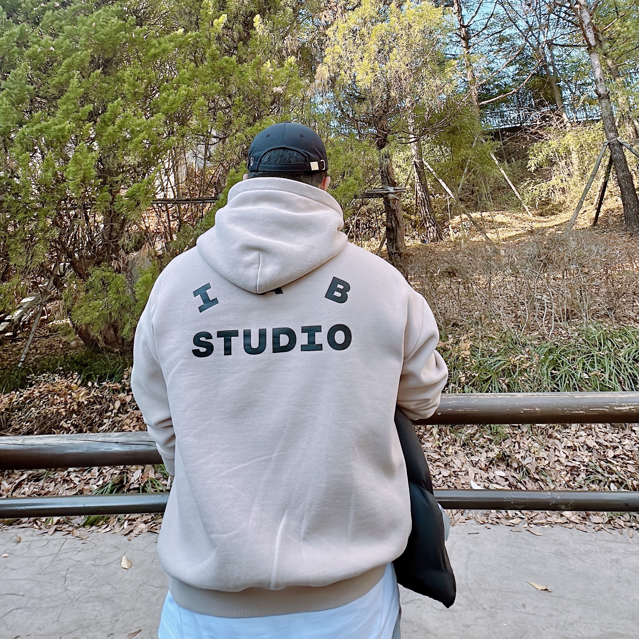 IAB Studio Hoodie Sand - 19FW 착용 스타일 - 1