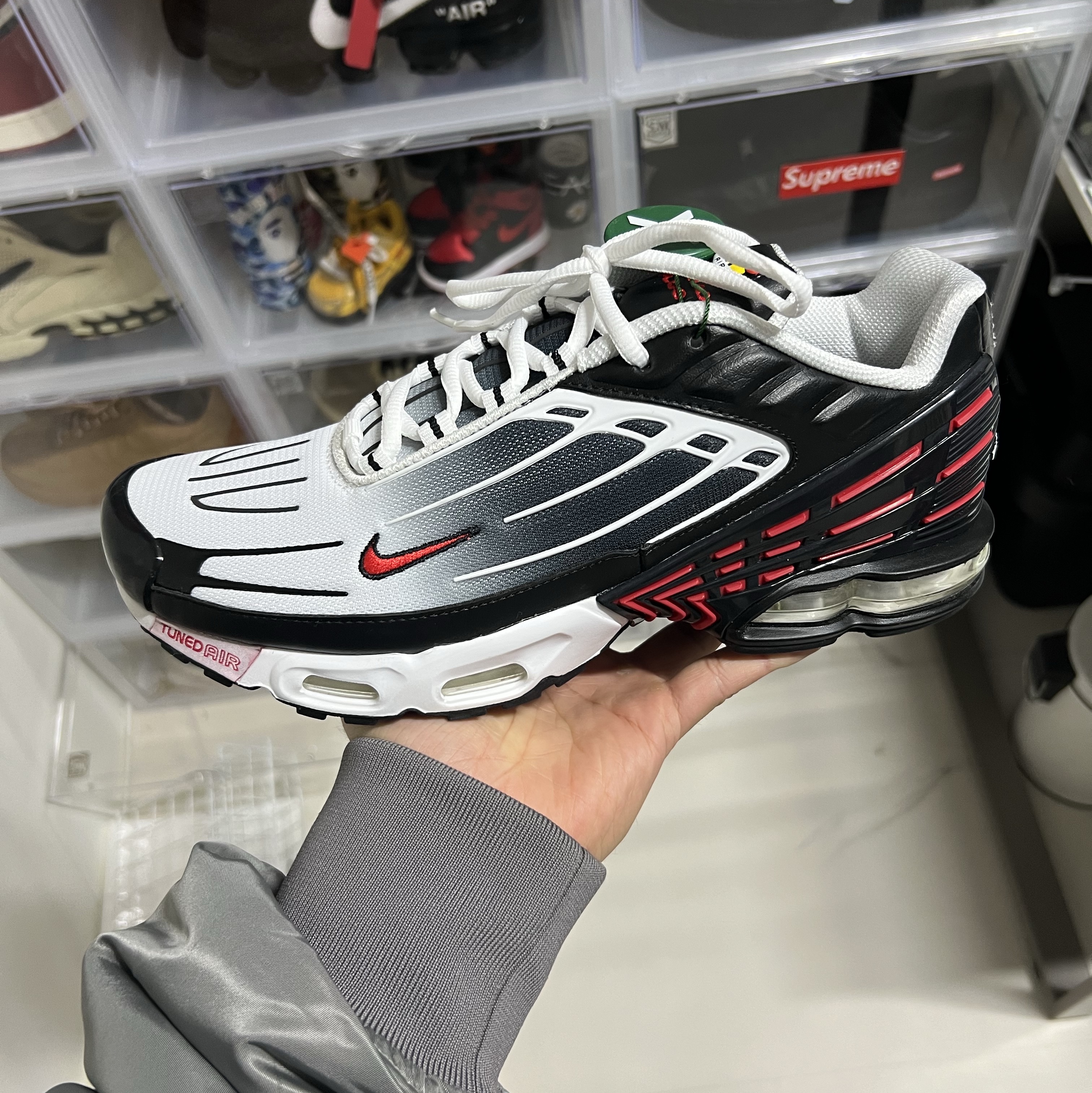 Nike Air Max Plus 3 Black University Red 착용 스타일 - 1