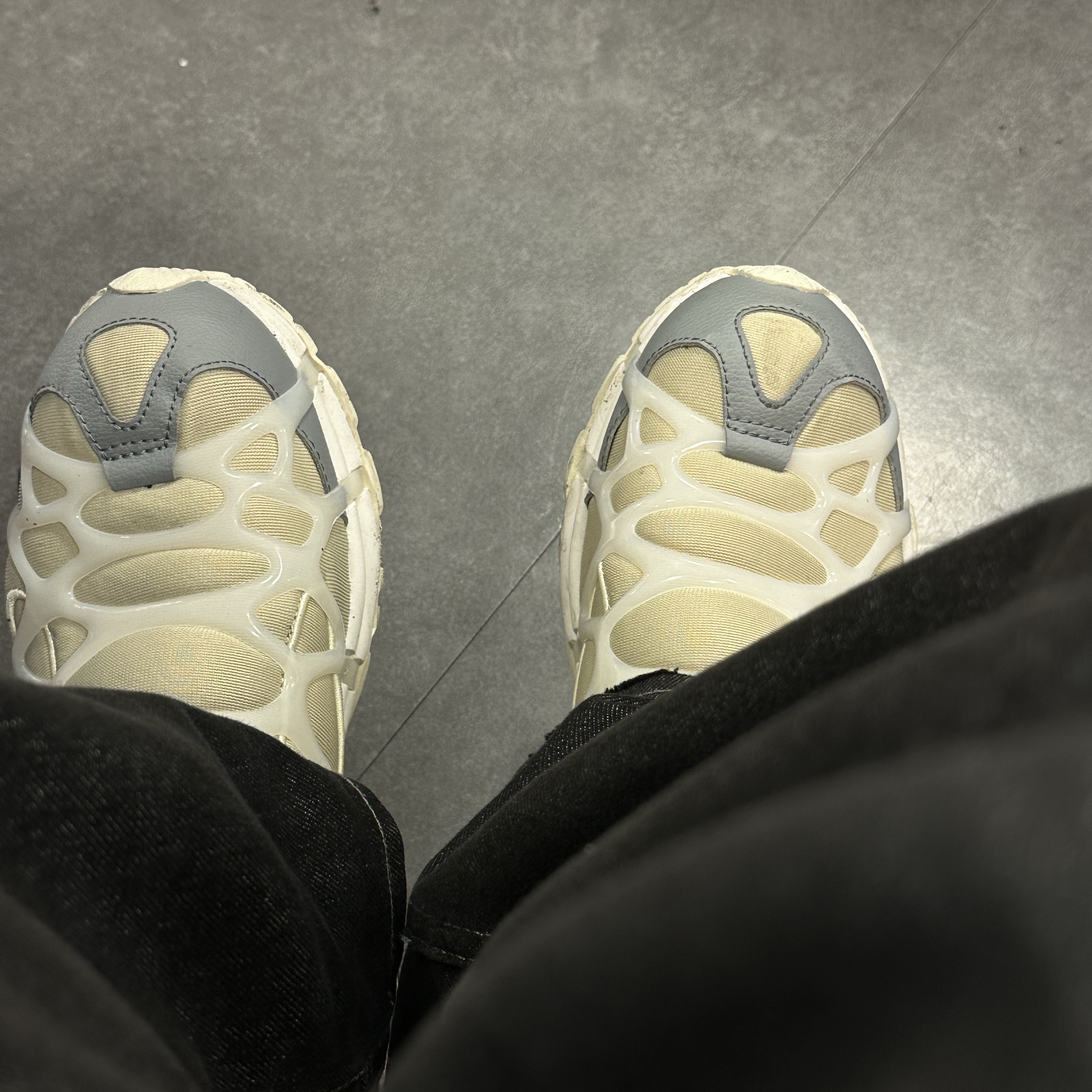 Nike Air Kukini Rattan and Particle Grey 착용 스타일 - 2