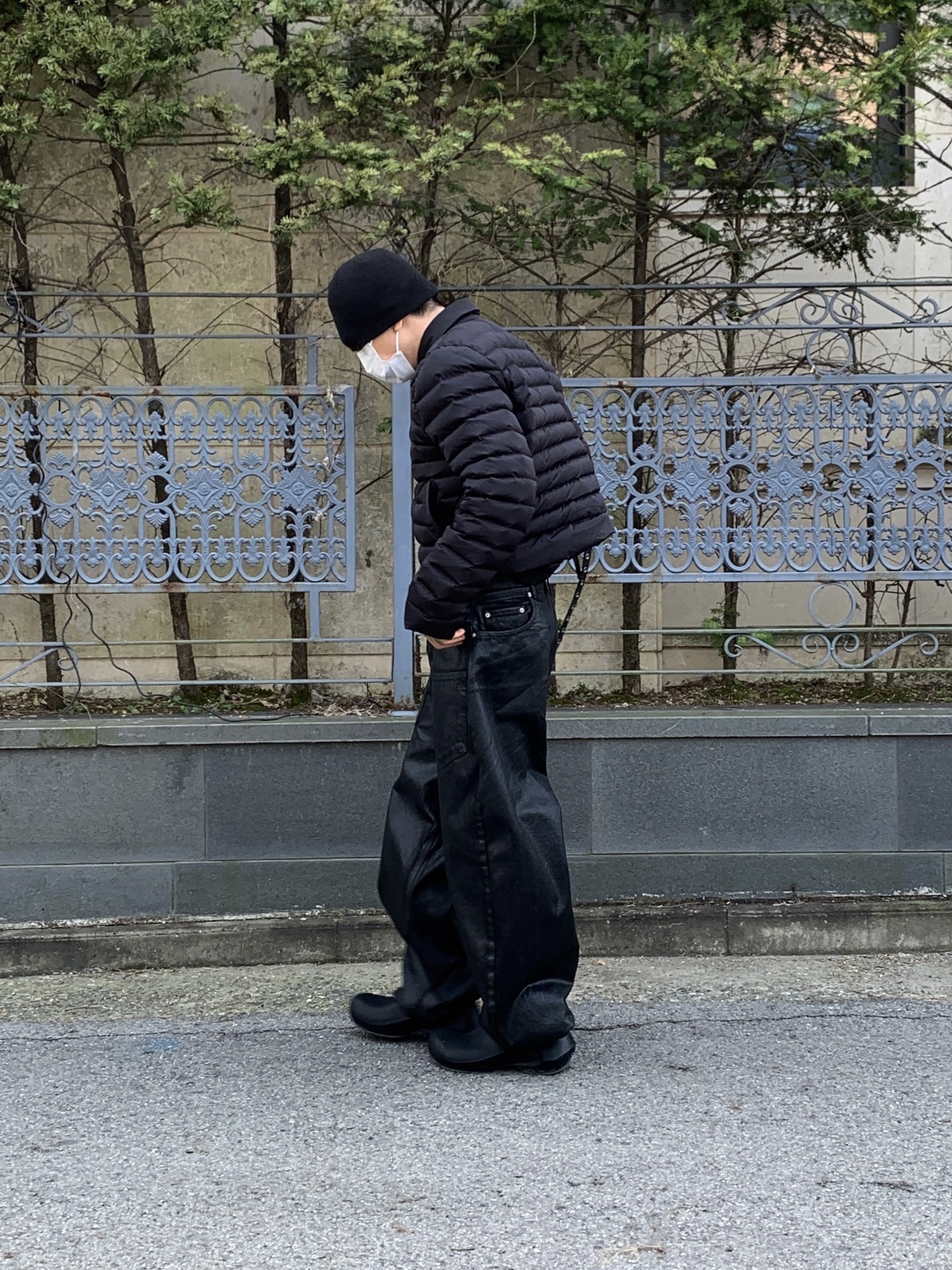 Balenciaga Arena Lambskin Aged Silver Hardware Le Cagole XS Flap Bag Black, Project G/R Coated Backward Denim Pants Black 착용 스타일 - 3