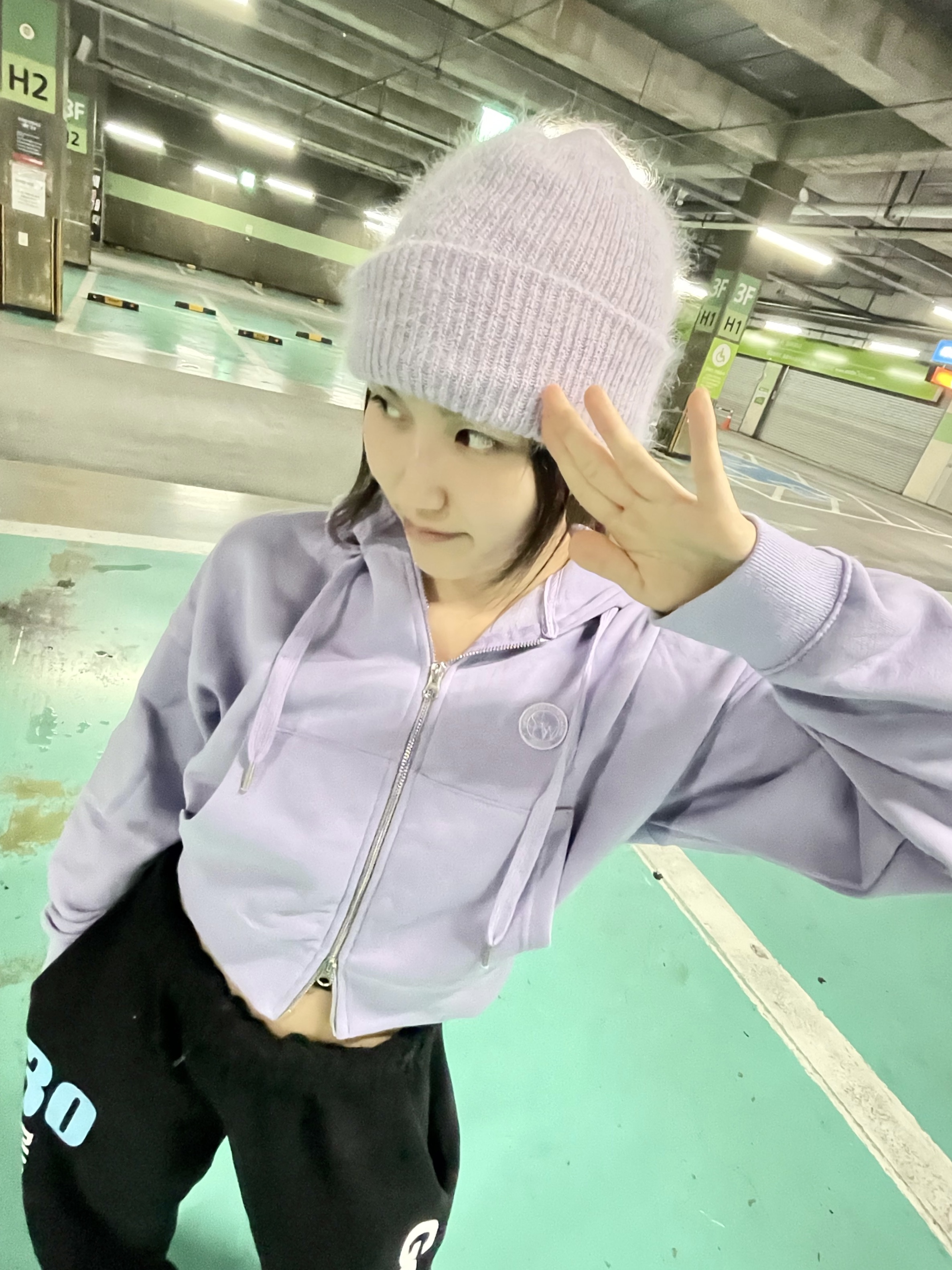 Palace Slider Grey - 22SS 착용 스타일 - 2