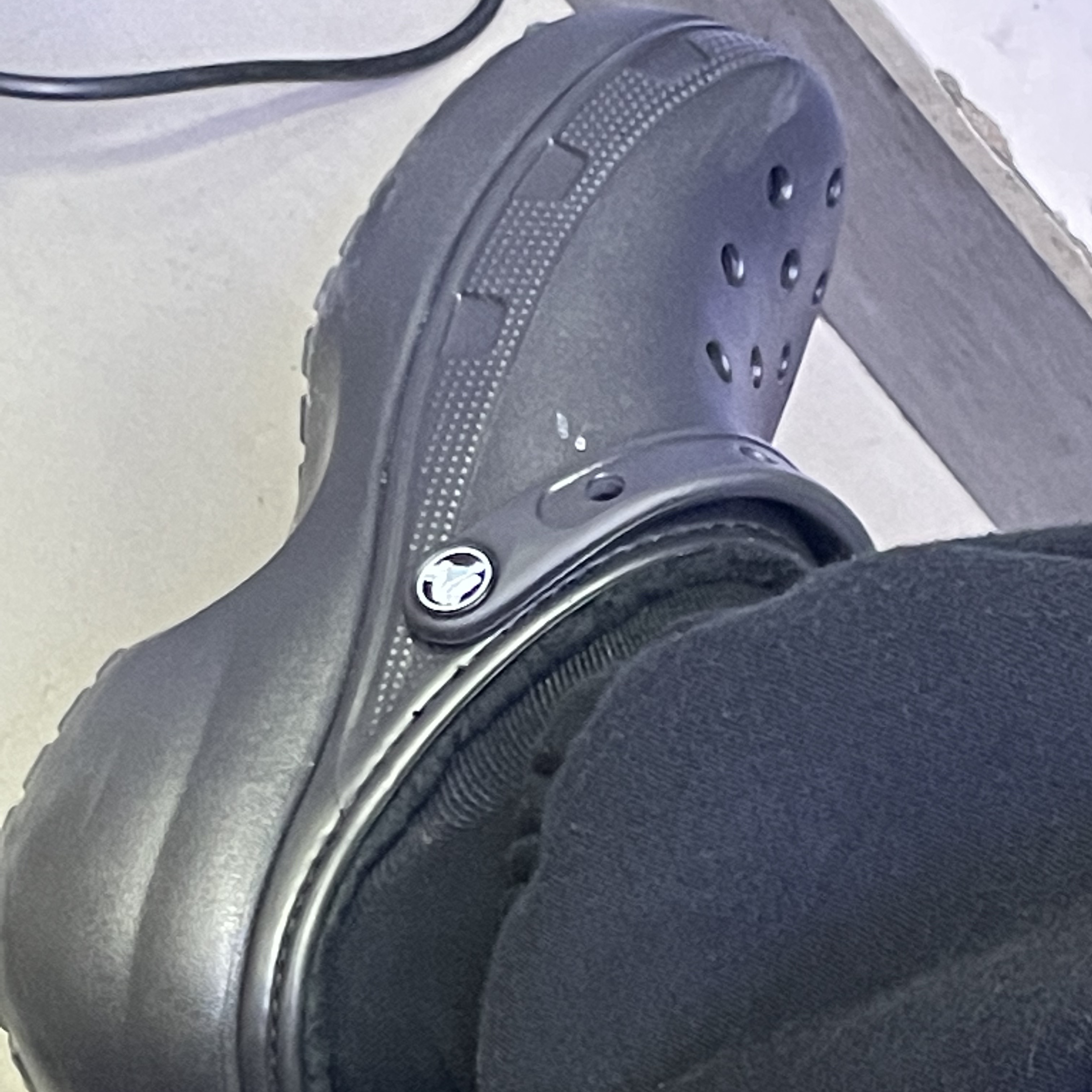 (W) Crocs Classic Platform Lined Clog Black 착용 스타일
