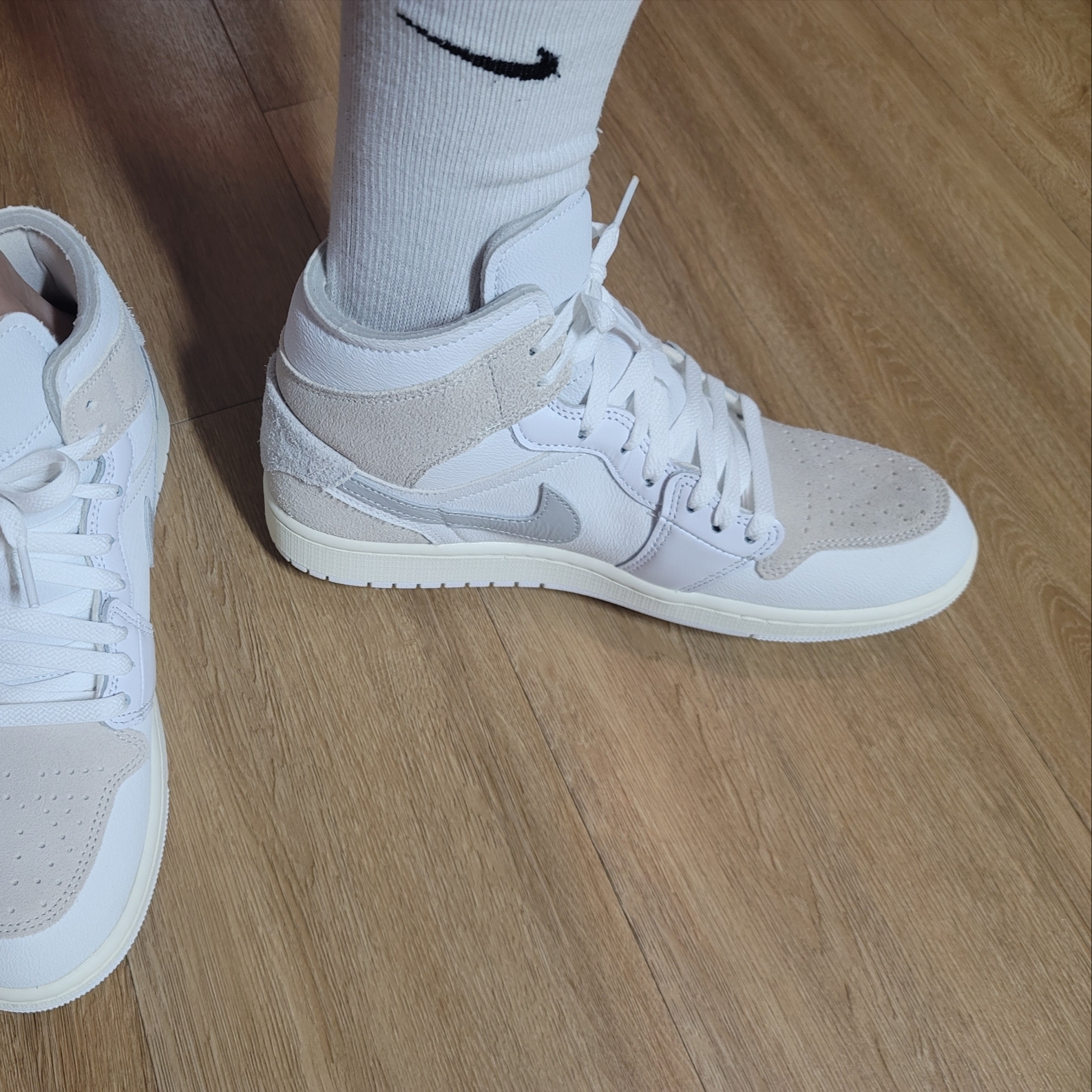 Jordan 1 Mid SE Craft White Light Orewood Brown 착용 스타일 - 2