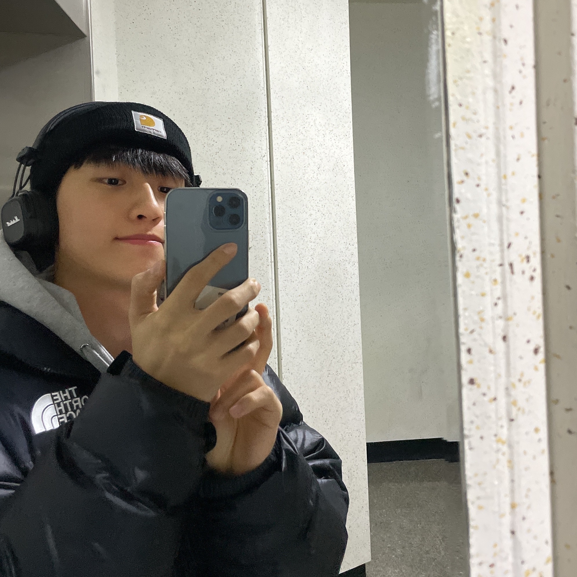 The North Face 1996 Eco Nuptse Jacket Black, Carhartt Knit Cuffed Beanie Black 착용 스타일