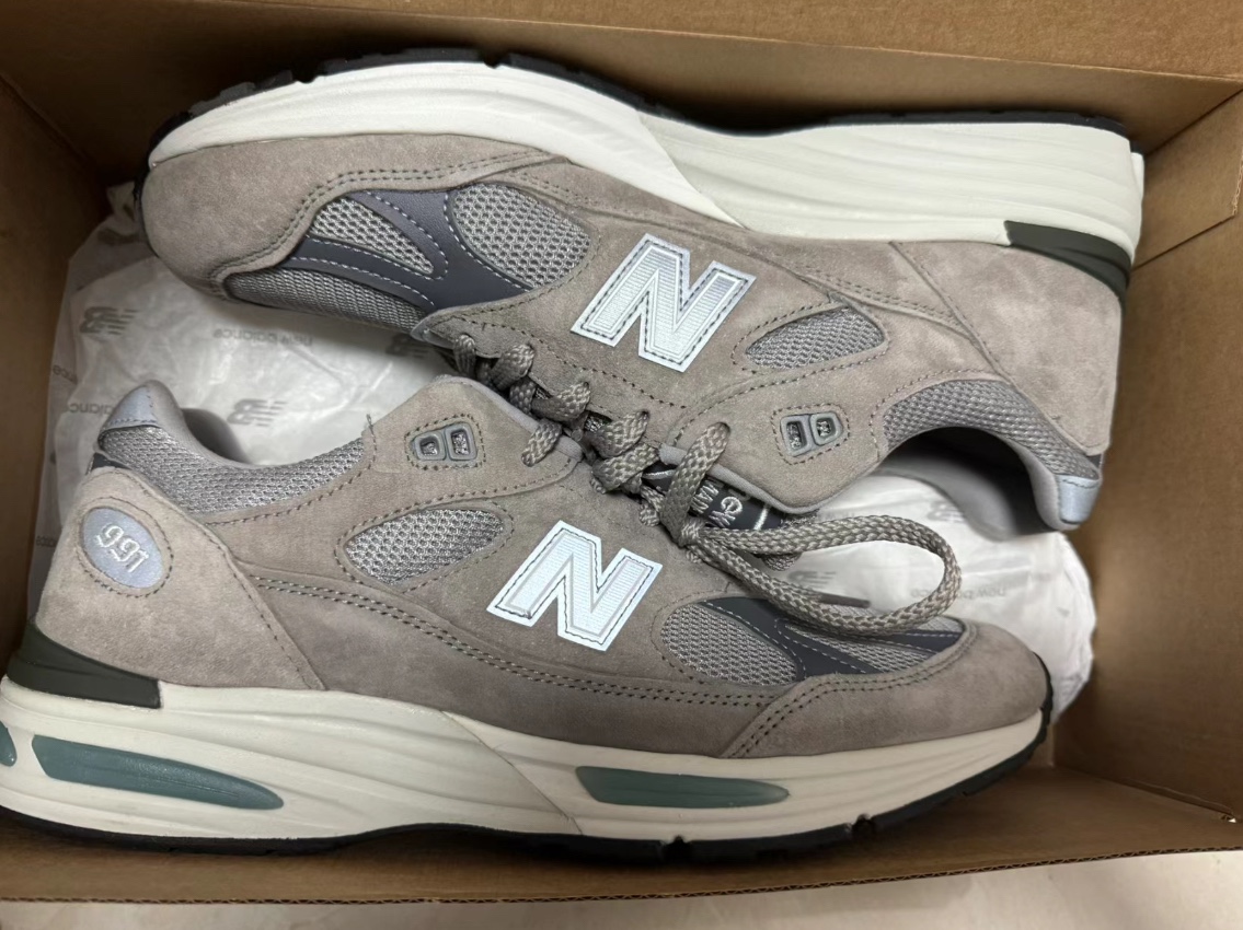 New Balance 991v2 Made in UK Rock Ridge Alloy Silver 착용 스타일