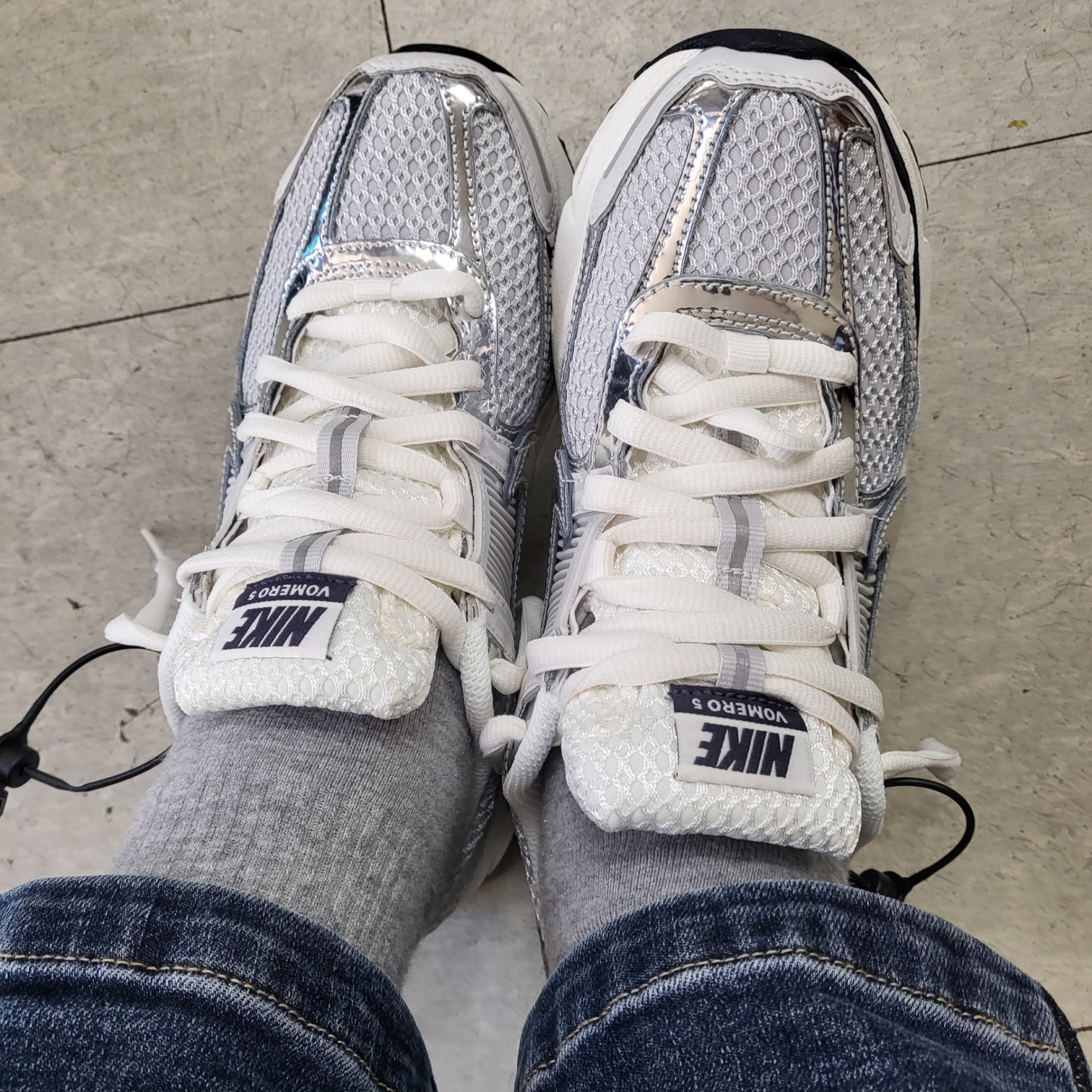 (W) Nike Zoom Vomero 5 Photon Dust and Metallic Silver 착용 스타일