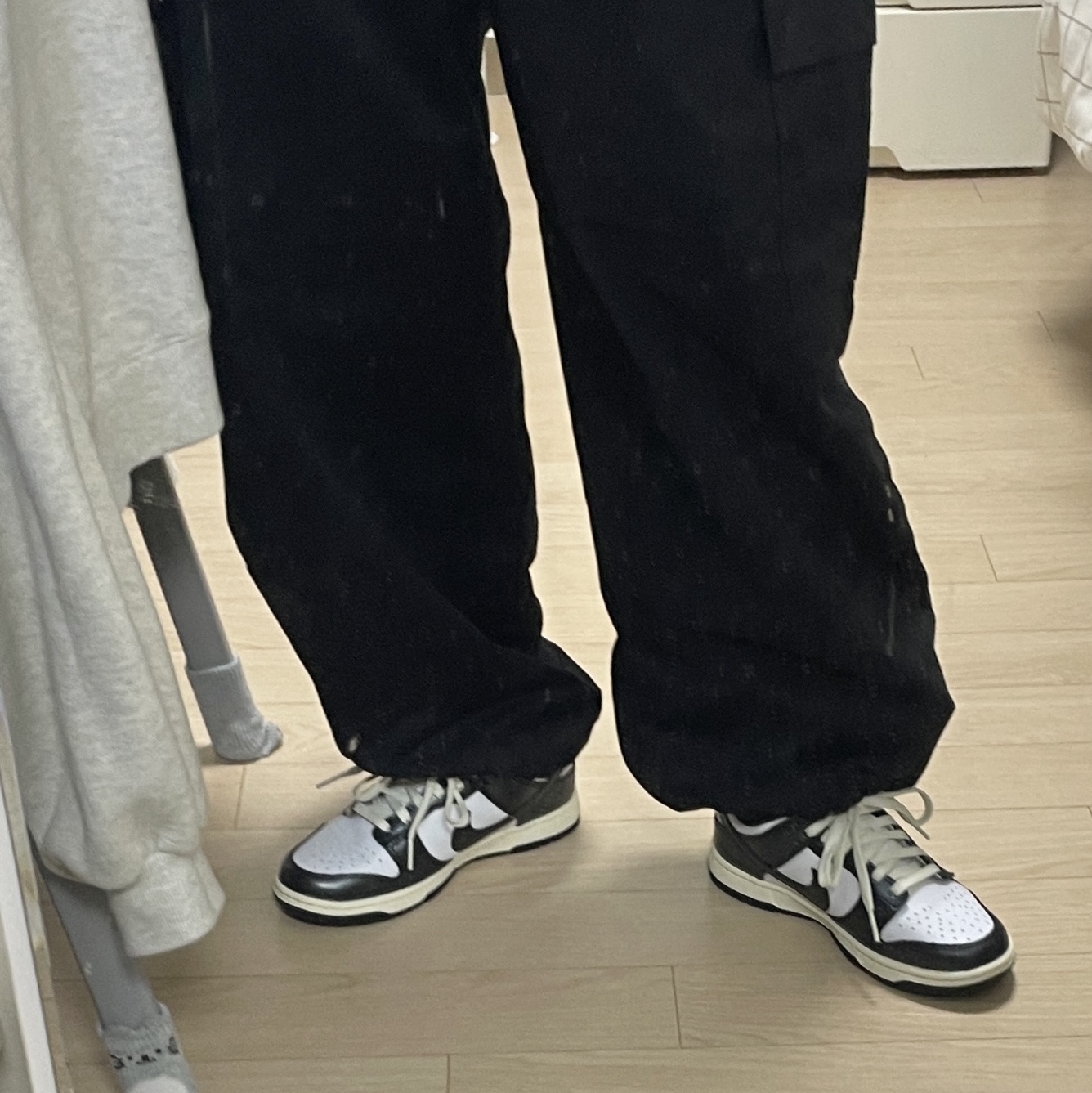 (W) Nike Dunk Low Vintage Black and White 착용 스타일 - 3