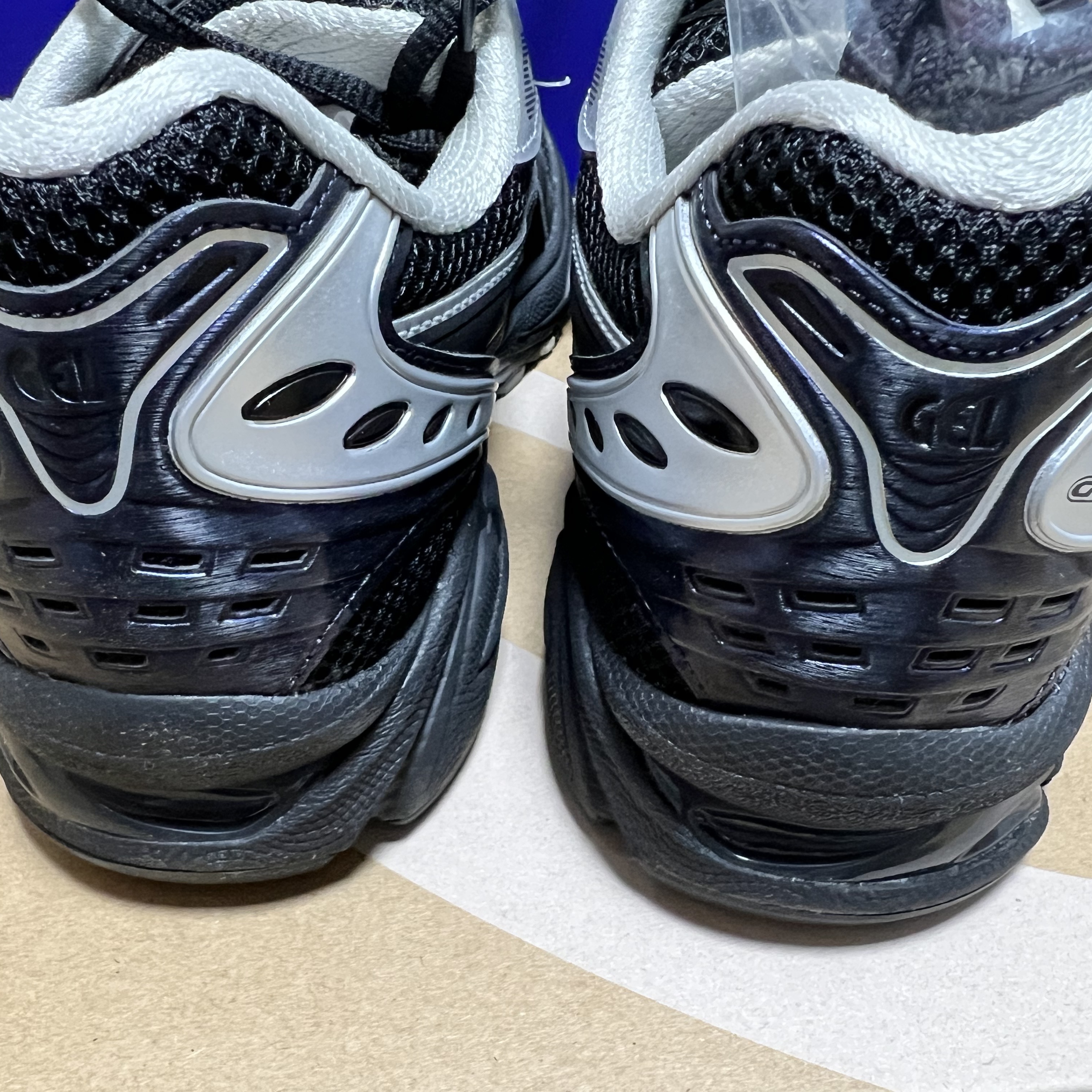 Asics x Atmos x Undermycar Gel-Kayano 14 Black Pure Silver 착용 스타일 - 3