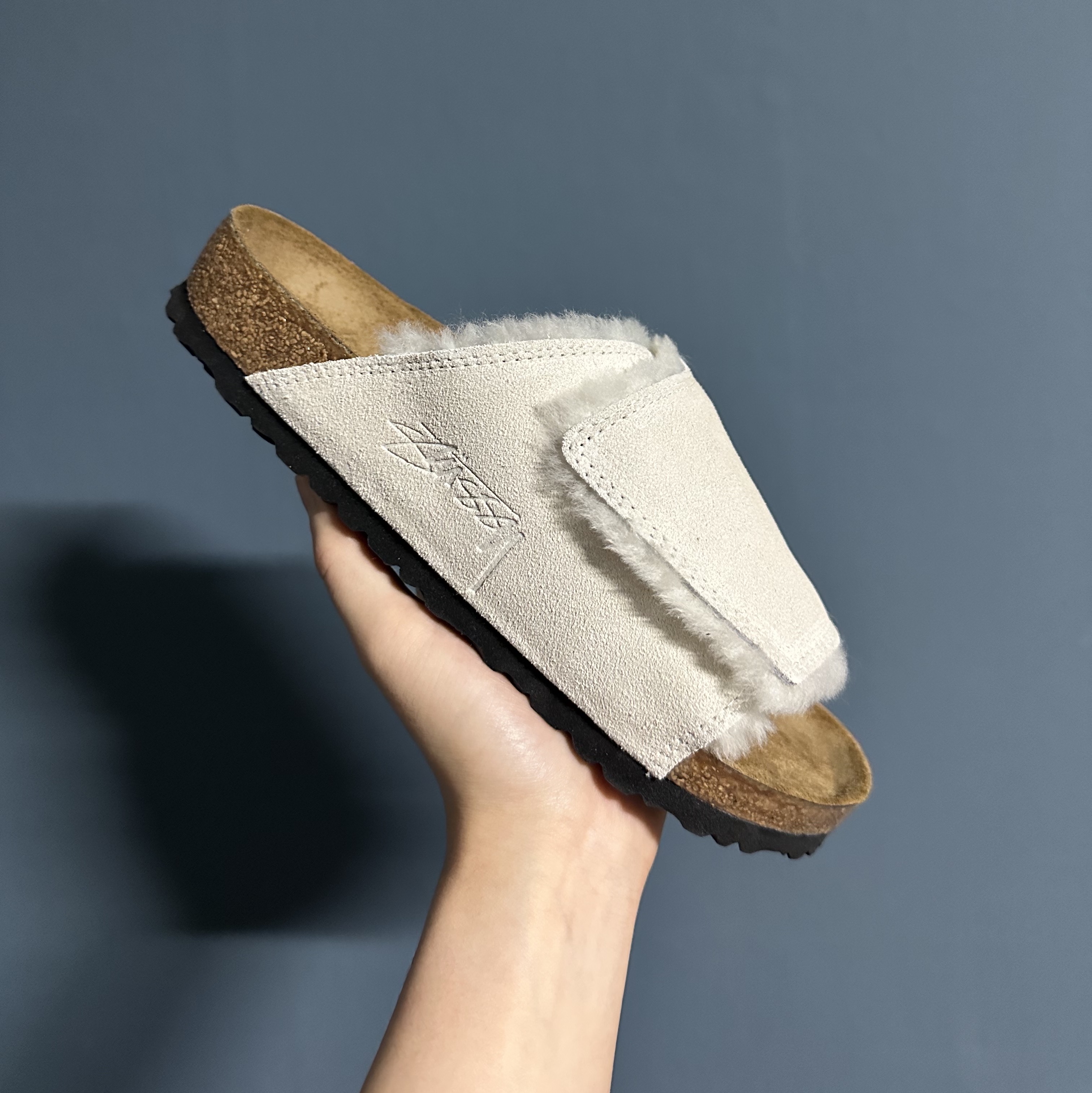 Birkenstock x Stussy Solana Shearling Slide Bone 착용 스타일