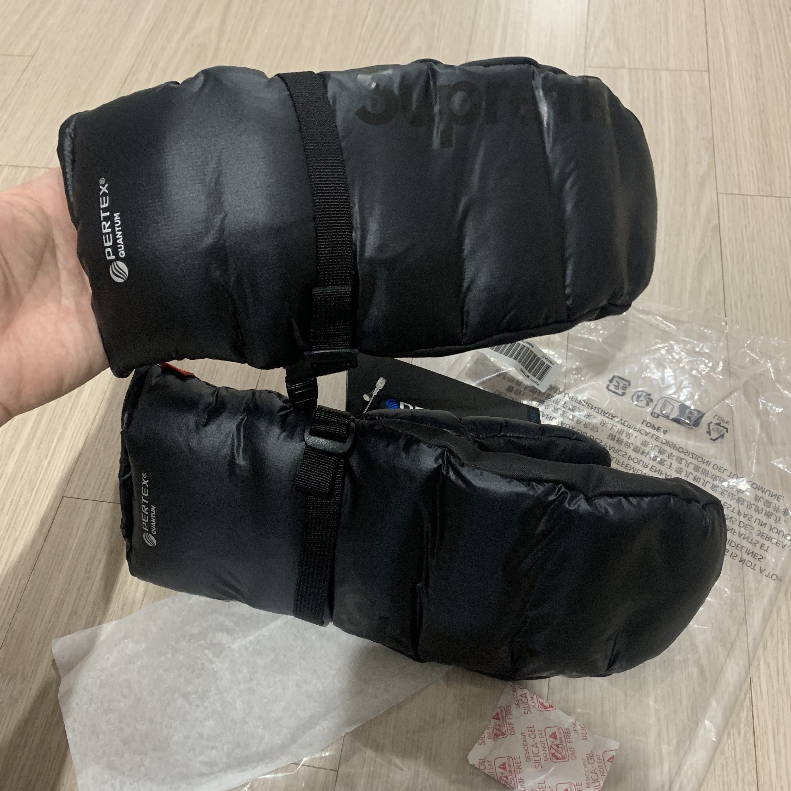 Supreme Featherweight Down Mittens Black - 23FW 착용 스타일 - 3
