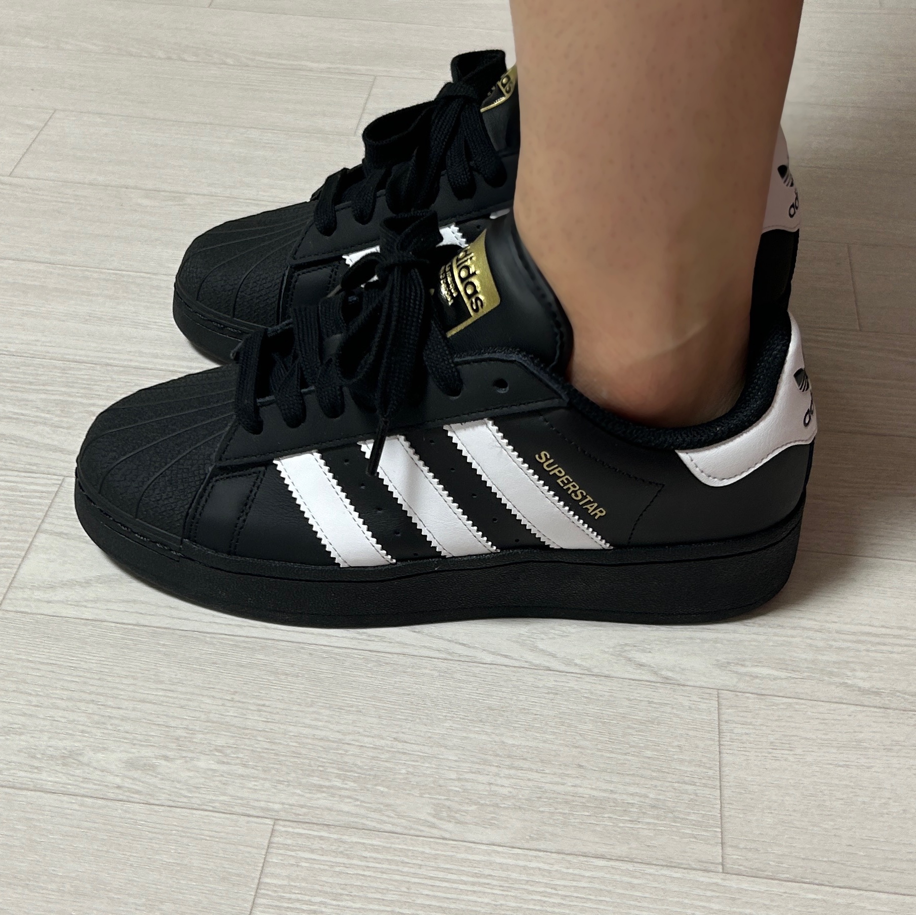 Adidas Superstar XLG Core Black White 착용 스타일 - 2