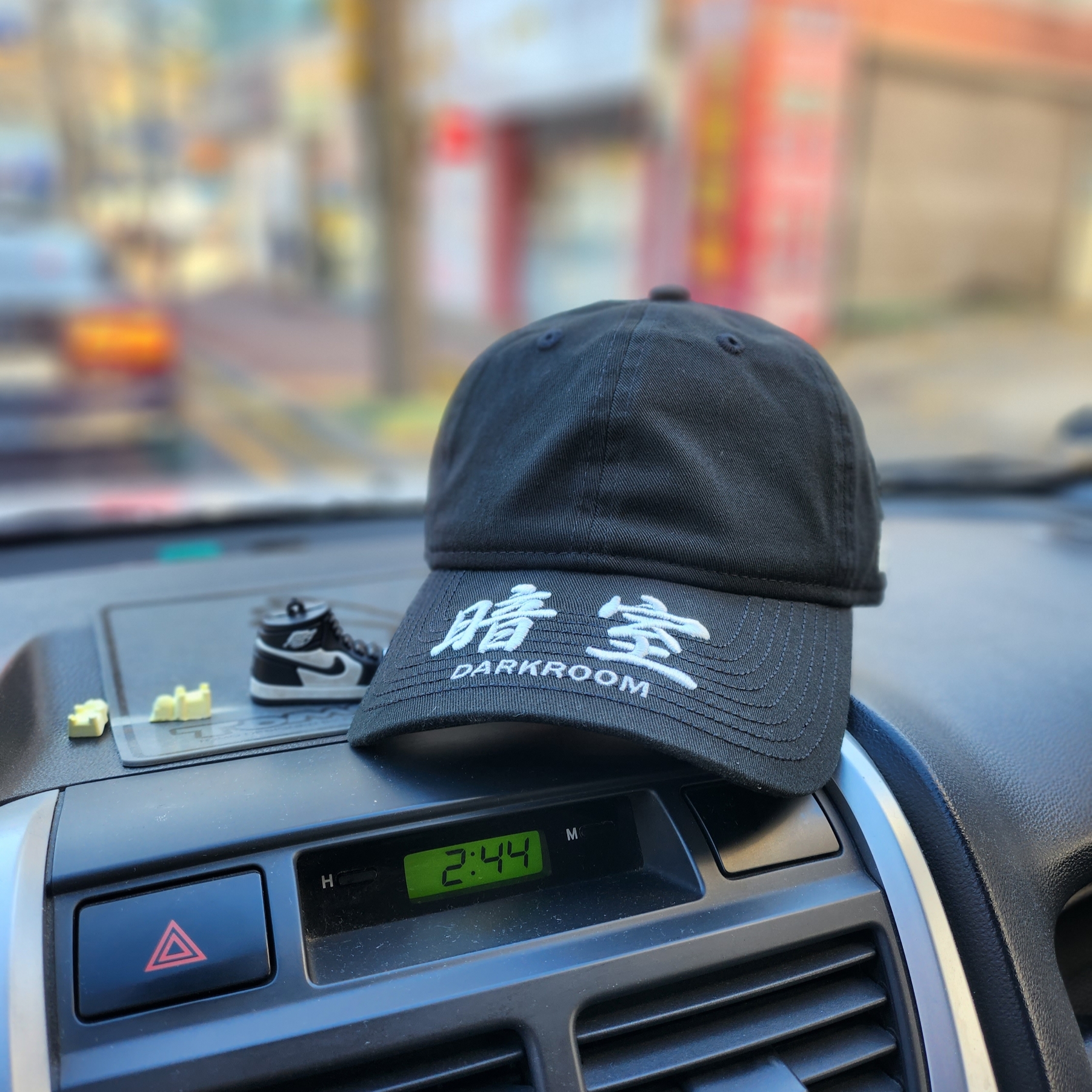 Darkr8m Studio x New Era Unstructured Ball Cap Black 착용 스타일 - 1