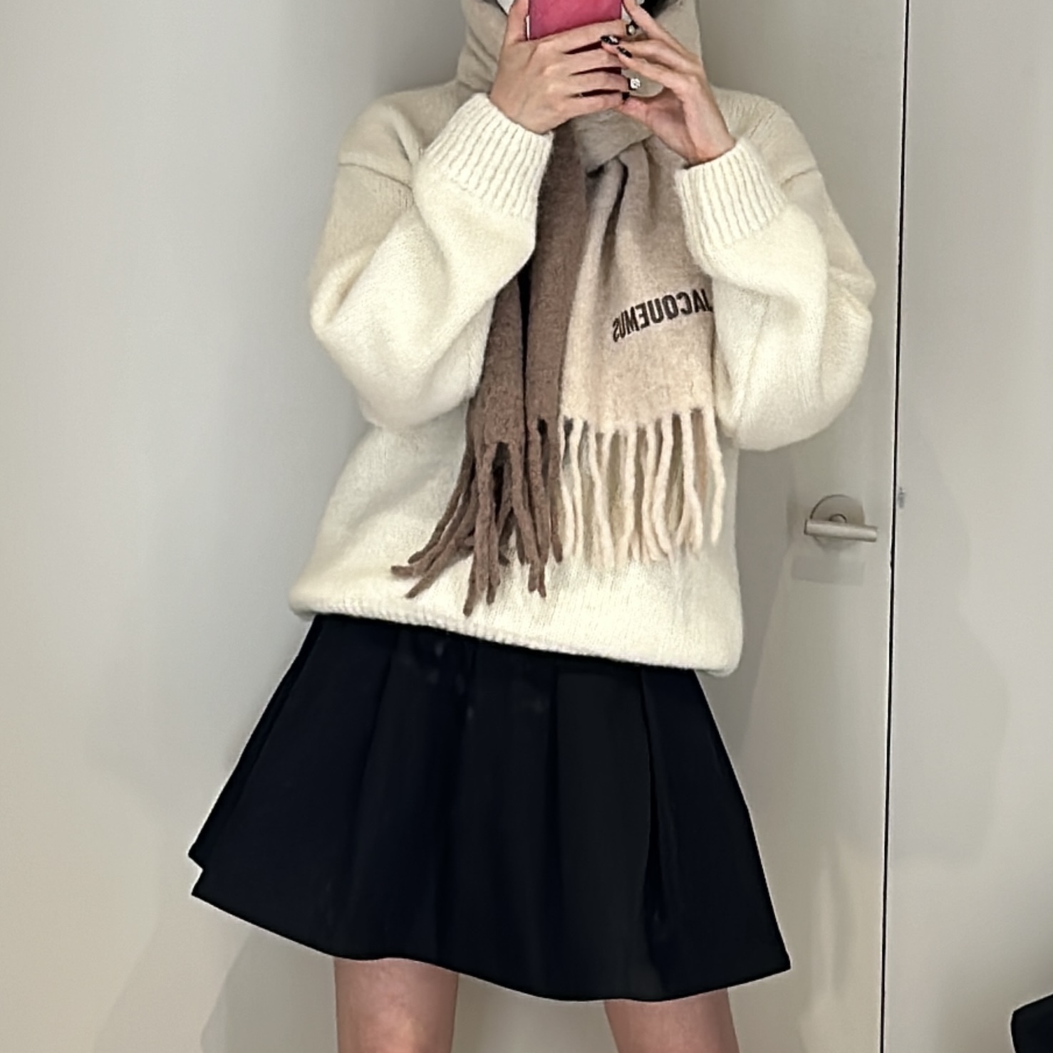 Jacquemus La Maille Pavane Jacquard Logo Sweater Off White, Jacquemus L'echarpe Moisson Gradient Muffler Multi Beige 착용 스타일 - 1