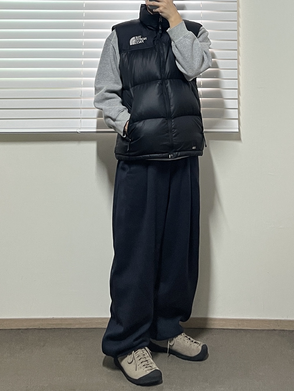 Keen Jasper Suede Sneakers Silver Mink, The North Face 1996 Retro Nuptse Vest Black 착용 스타일