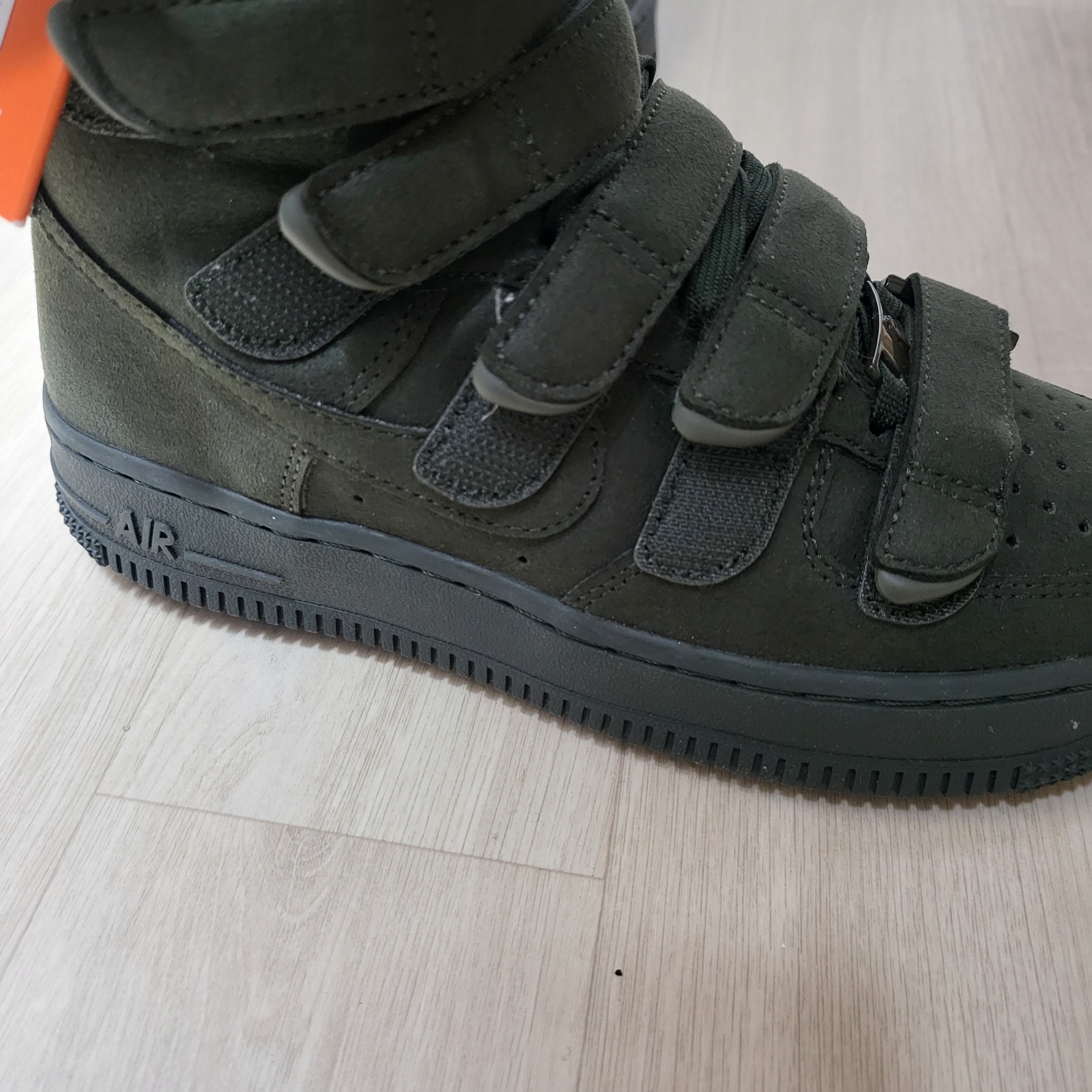 Nike x Billie Eilish Air Force 1 High '07 SP Sequoia 착용 스타일 - 1