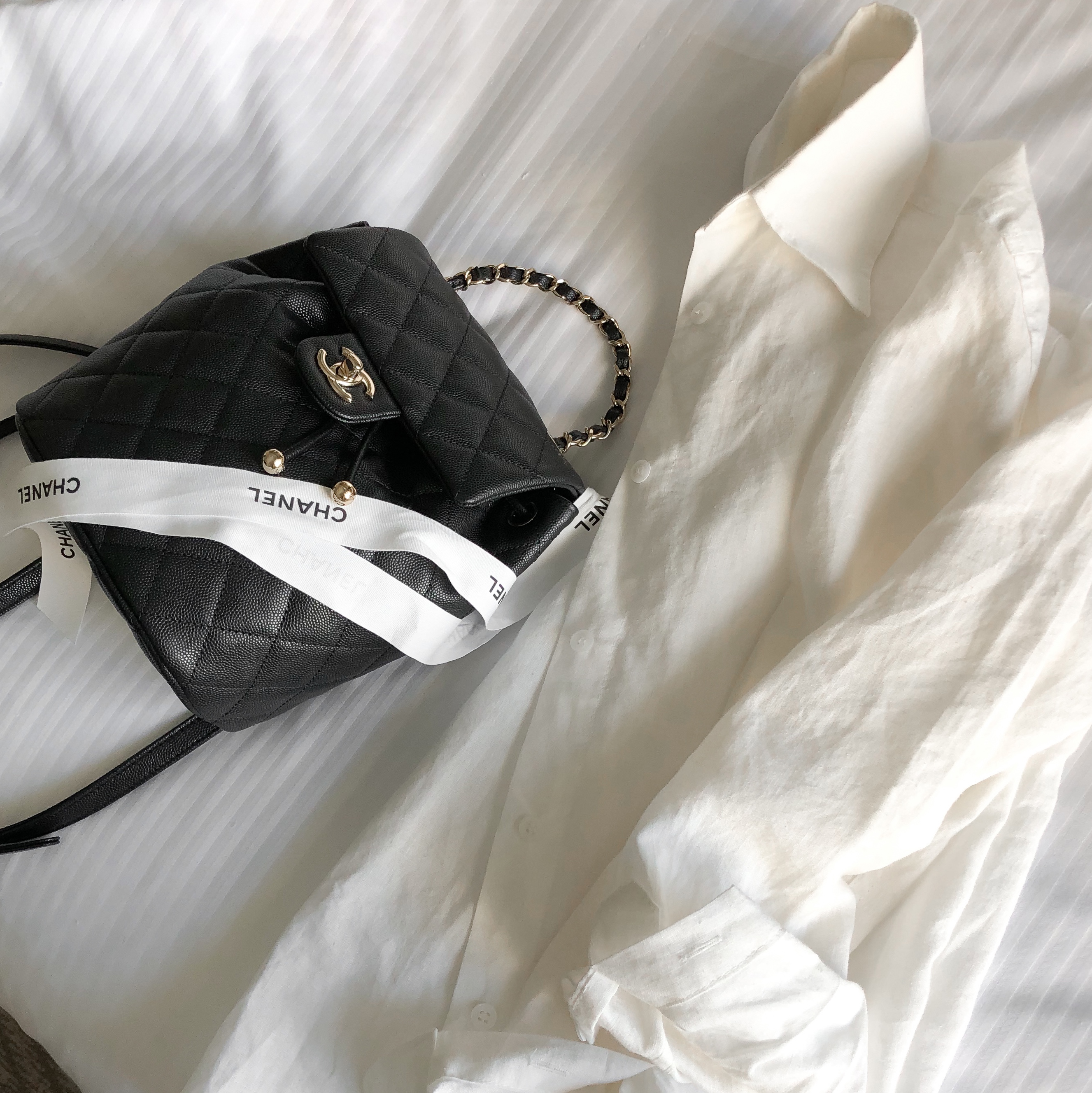 Chanel Backpack Shiny Grained Calfskin & Gold Black 착용 스타일 - 1