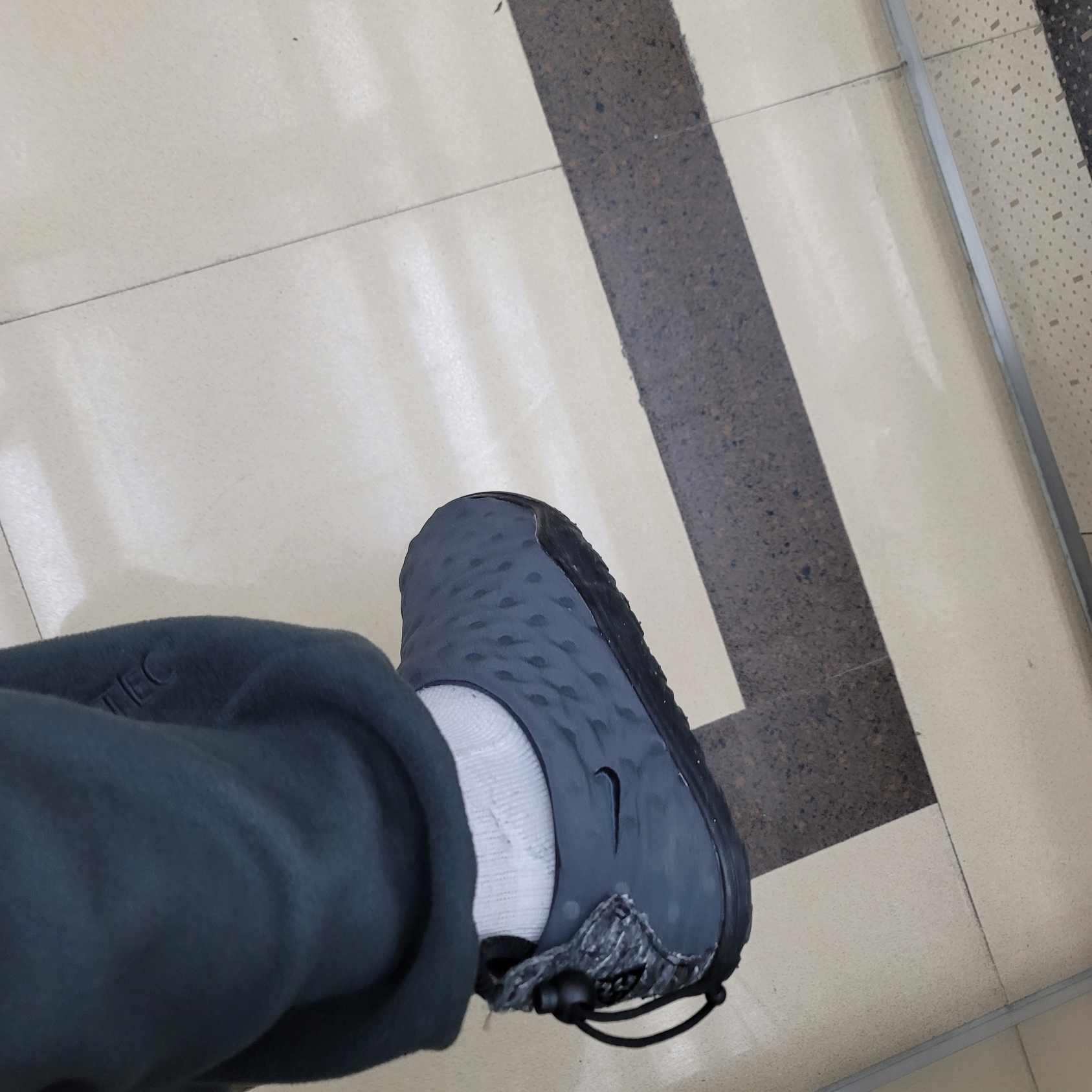 Nike ACG Moc Anthracite 착용 스타일