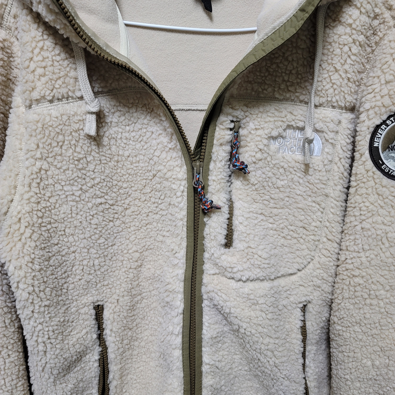 The North Face Play Green Fleece Hoodie Light Beige 착용 스타일