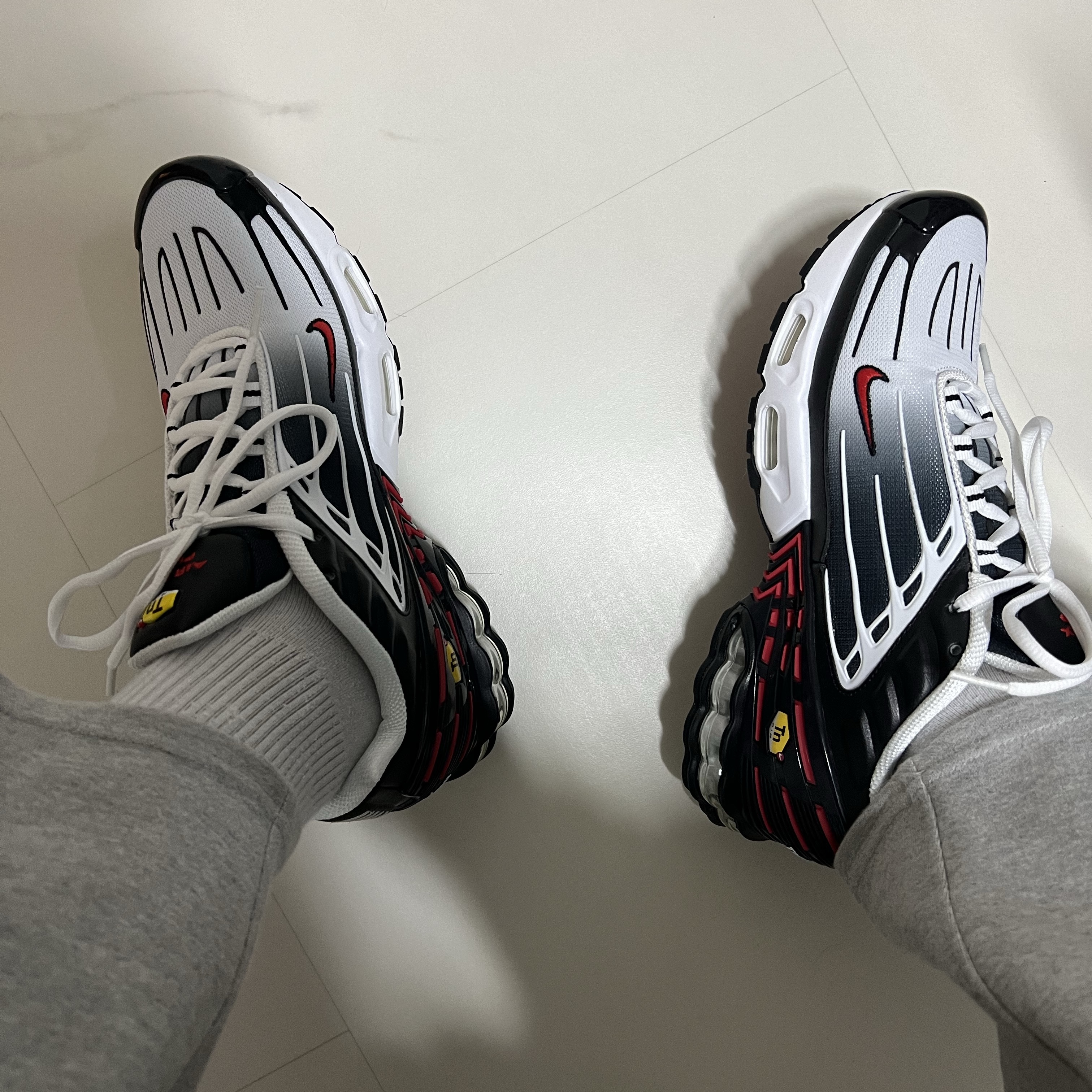 Nike Air Max Plus 3 Black University Red 착용 스타일 - 2