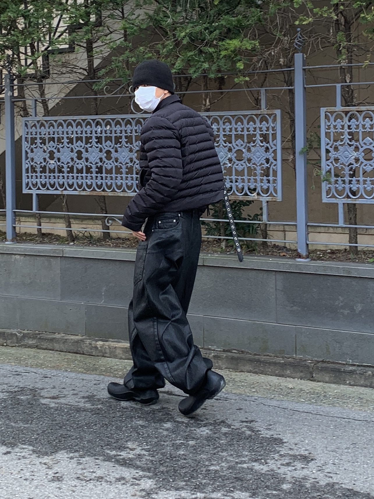 Balenciaga Arena Lambskin Aged Silver Hardware Le Cagole XS Flap Bag Black, Project G/R Coated Backward Denim Pants Black 착용 스타일 - 5