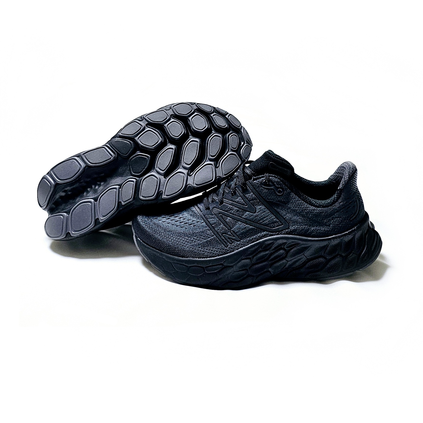 New Balance Fresh Foam X More v4 Triple Black - 2E Wide 착용 스타일 - 1
