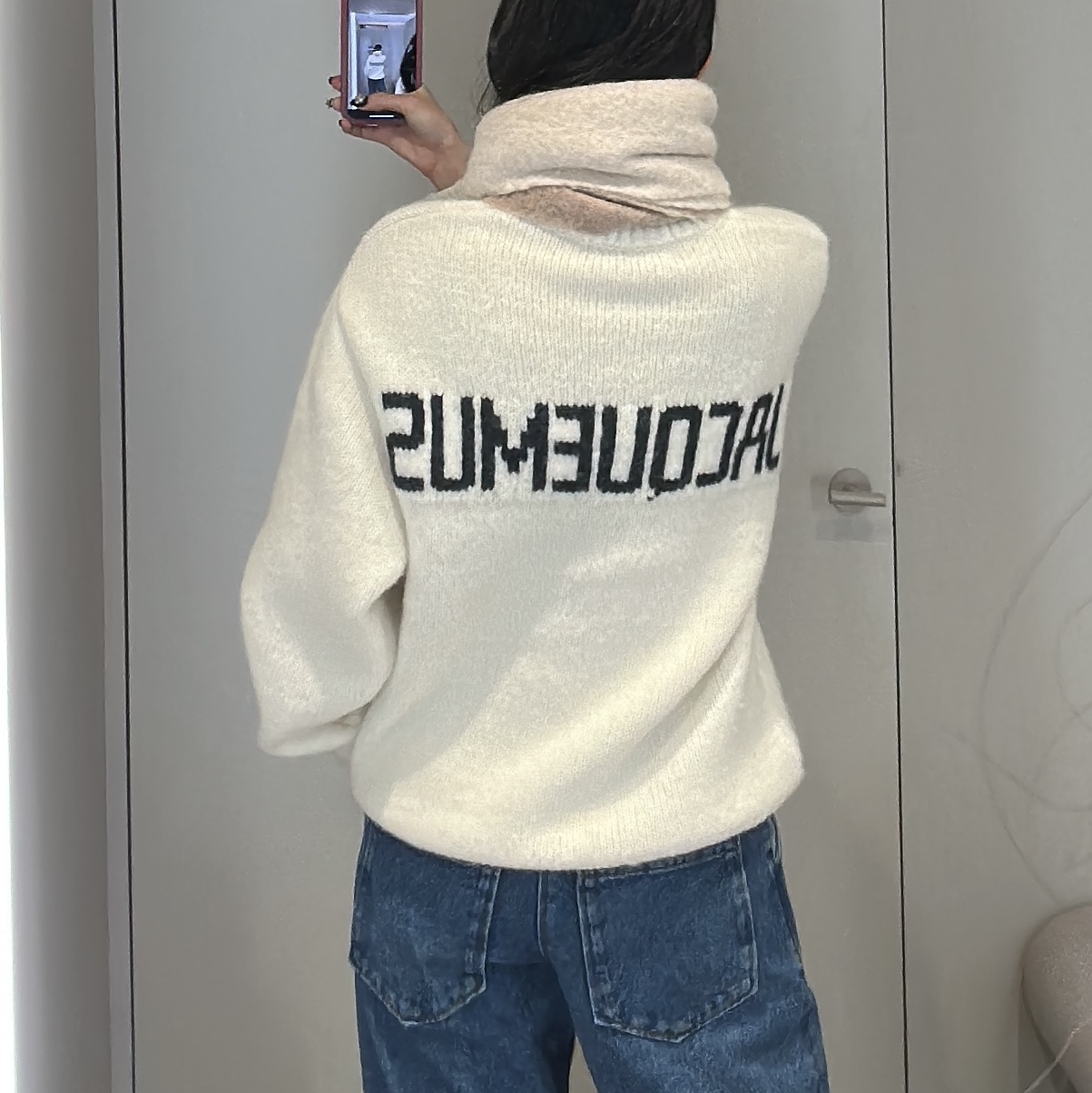 Jacquemus La Maille Pavane Jacquard Logo Sweater Off White, Jacquemus L'echarpe Moisson Gradient Muffler Multi Beige 착용 스타일 - 2