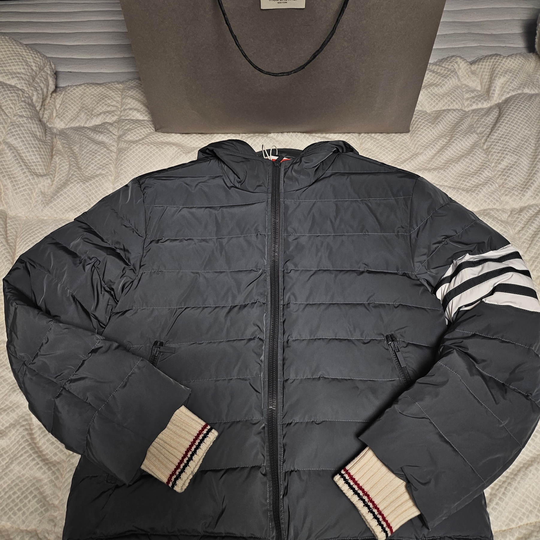 Thom Browne Poly Twill Down Filled 4-Bar Ski Jacket Grey 착용 스타일 - 3