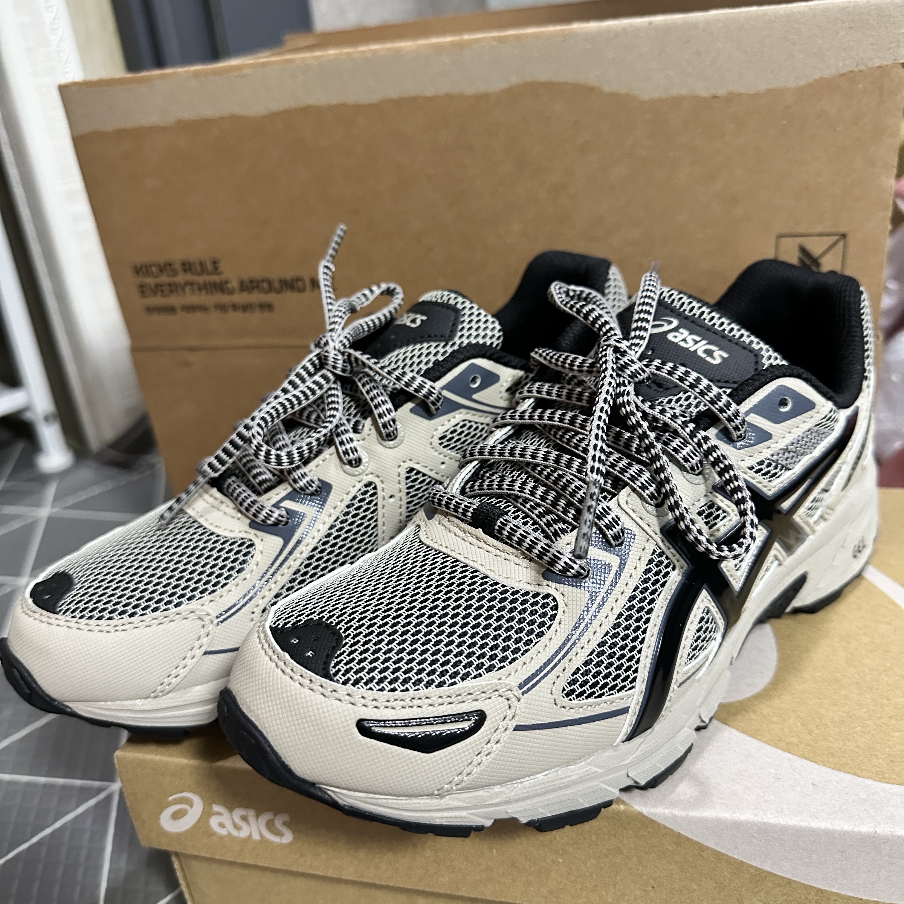 Asics Gel-Venture 6 Feather Grey Black 착용 스타일