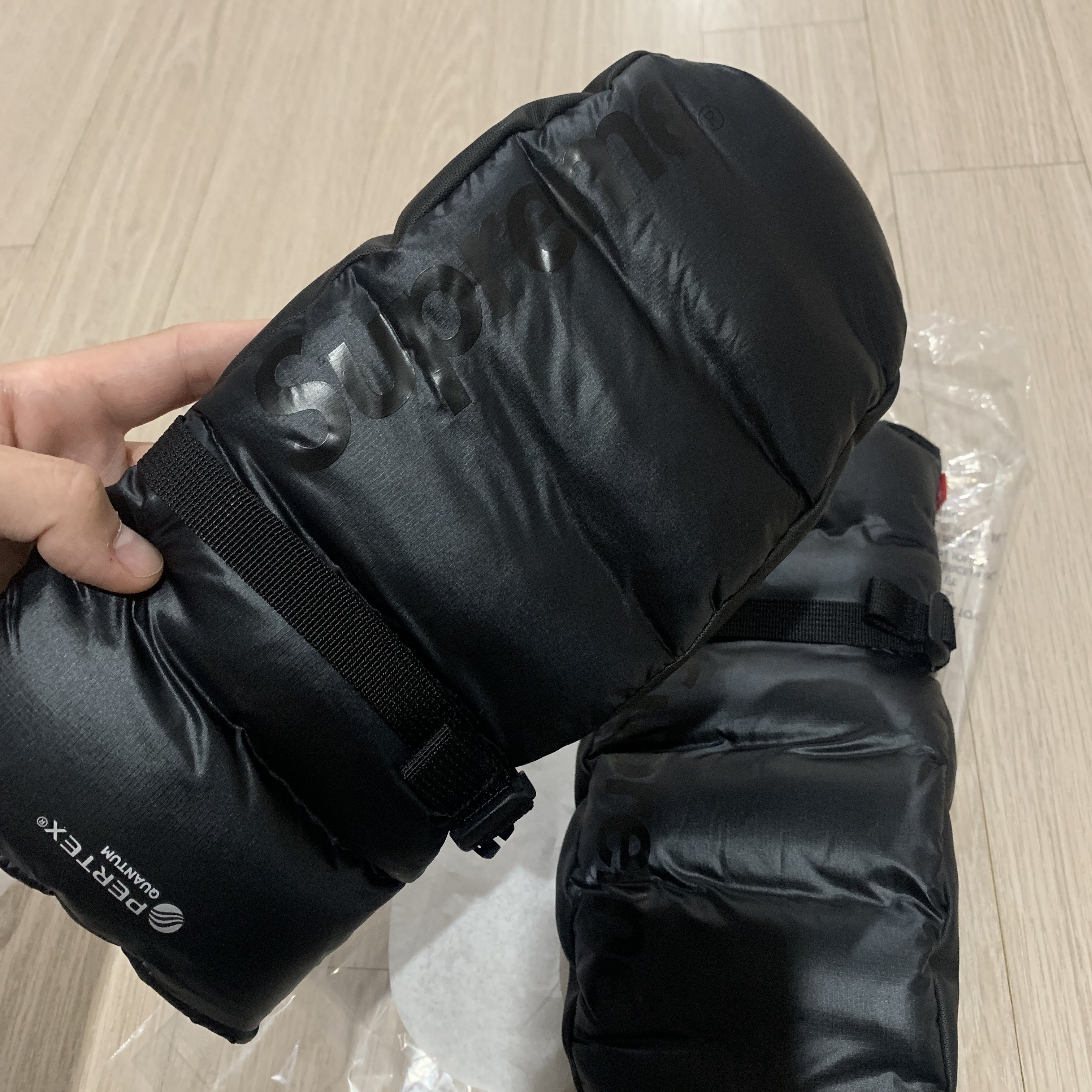 Supreme Featherweight Down Mittens Black - 23FW 착용 스타일 - 1