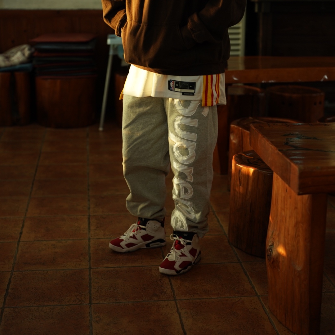 Jordan 6 Retro Carmine 2021, Supreme Satin Applique Sweatpants Heather Grey - 22FW 착용 스타일