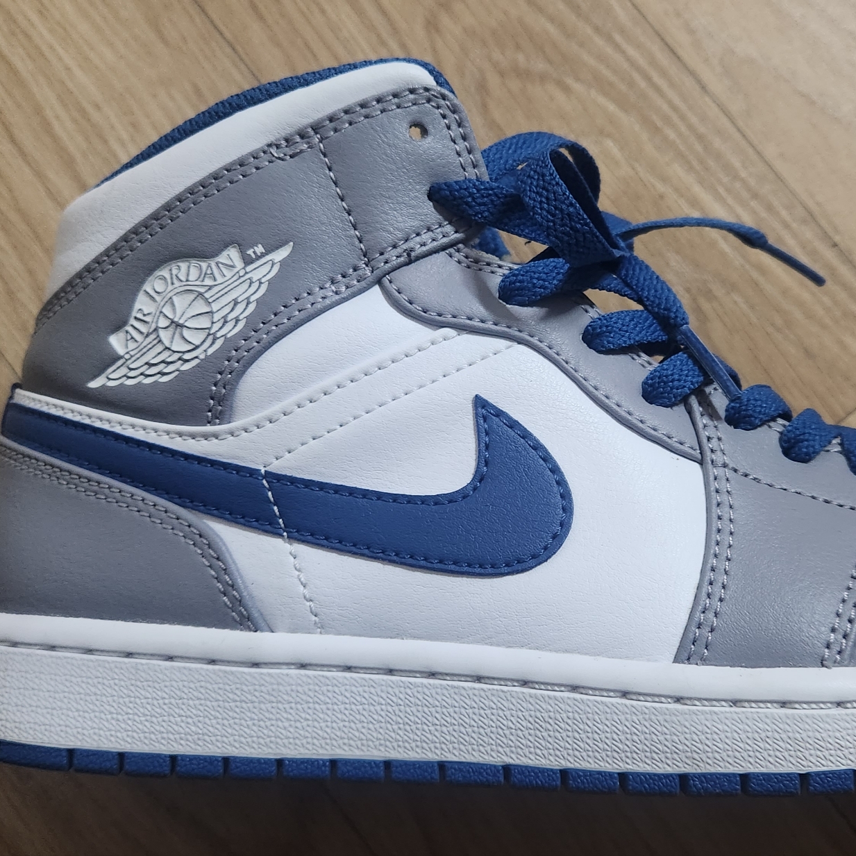 Jordan 1 Mid Cement Grey True Blue 착용 스타일 - 3