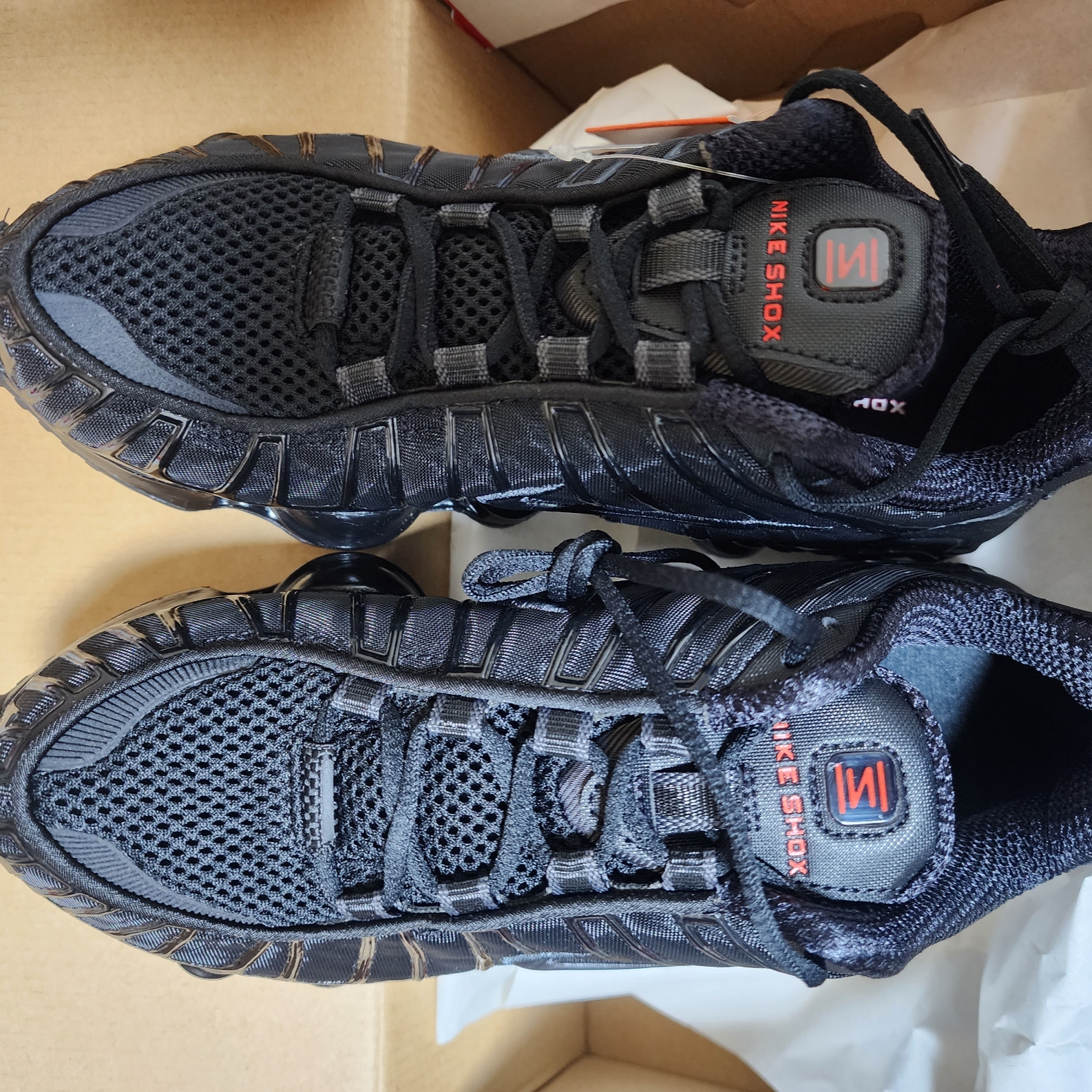 (W) Nike Shox TL Black and Max Orange 착용 스타일 - 1