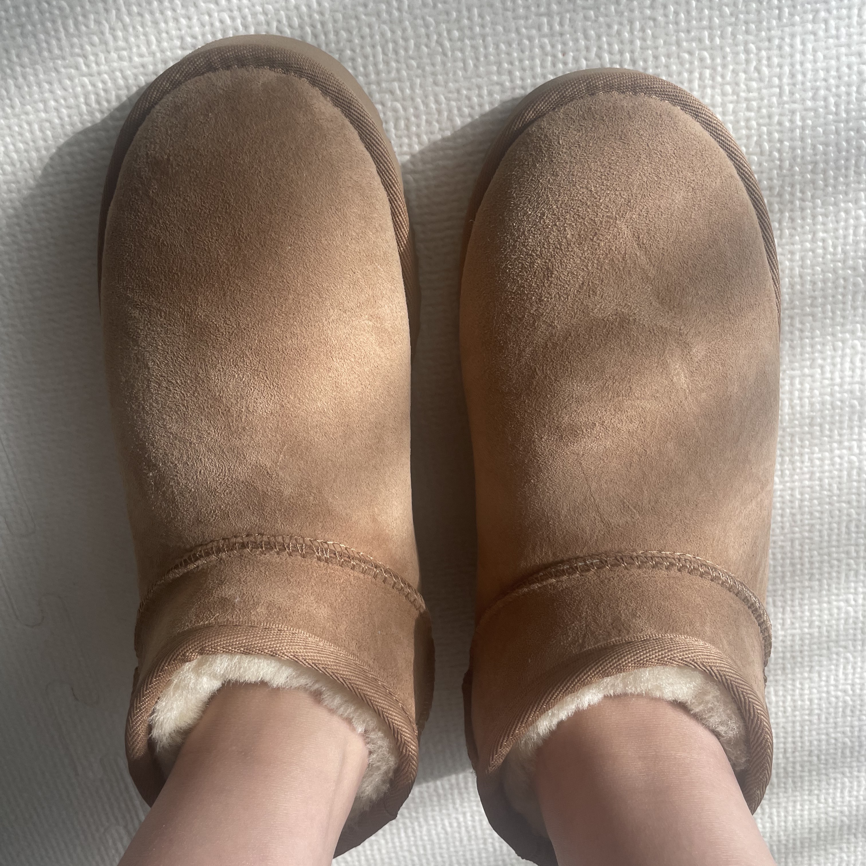 (W) UGG Classic Ultra Mini Boots Sand 착용 스타일 - 1