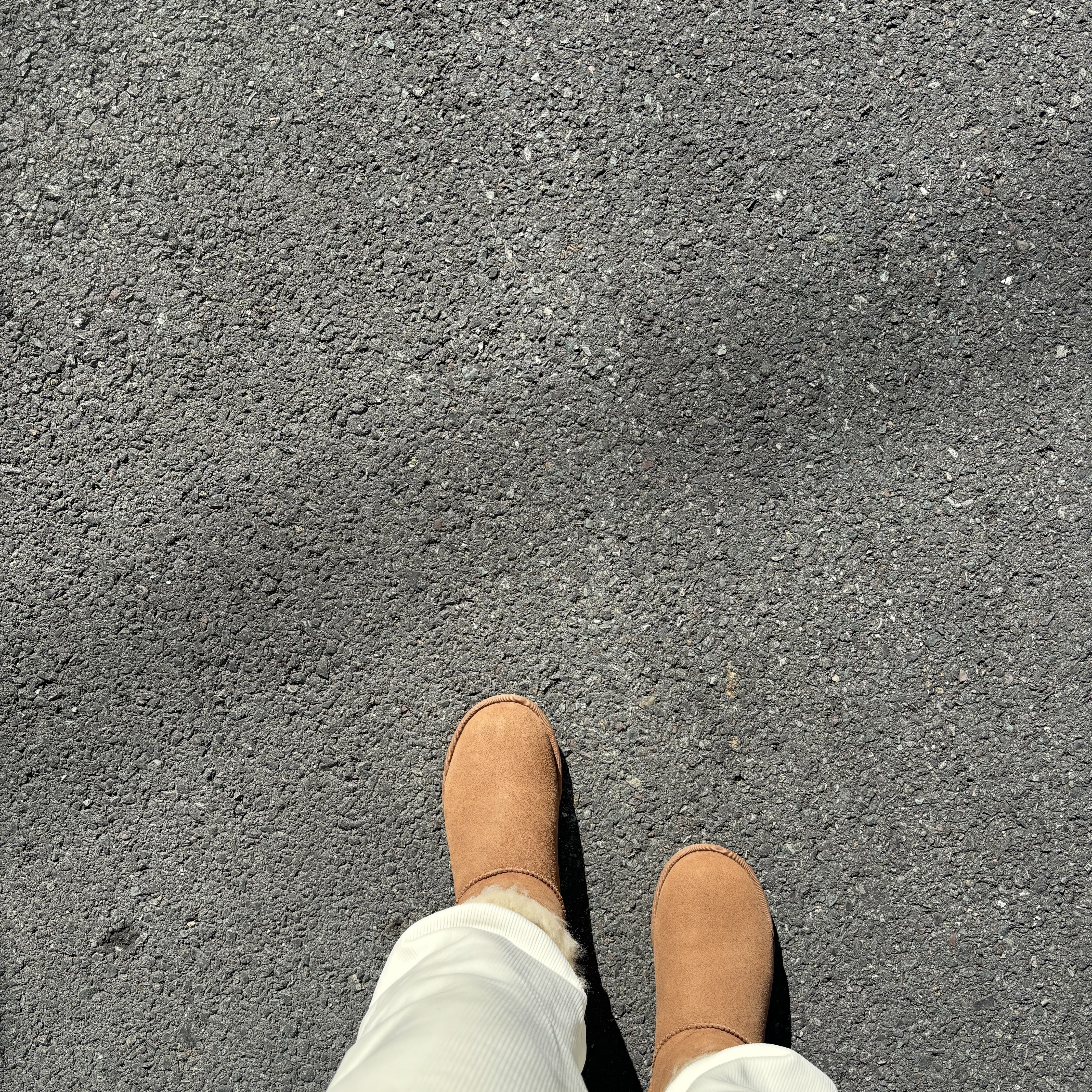 (W) UGG Mini Bailey Button II Boots Chestnut 착용 스타일 - 2