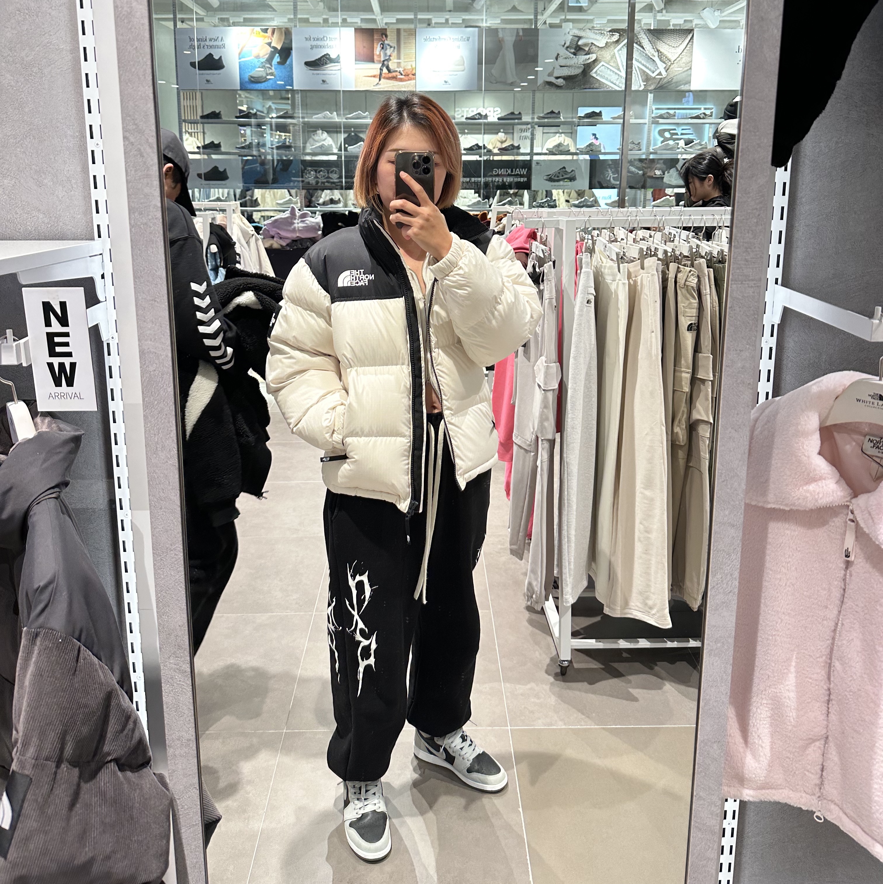 (W) The North Face White Label Novelty Nuptse Down Jacket Black, (GS) Jordan 1 Retro High OG Shadow 2.0 착용 스타일 - 4