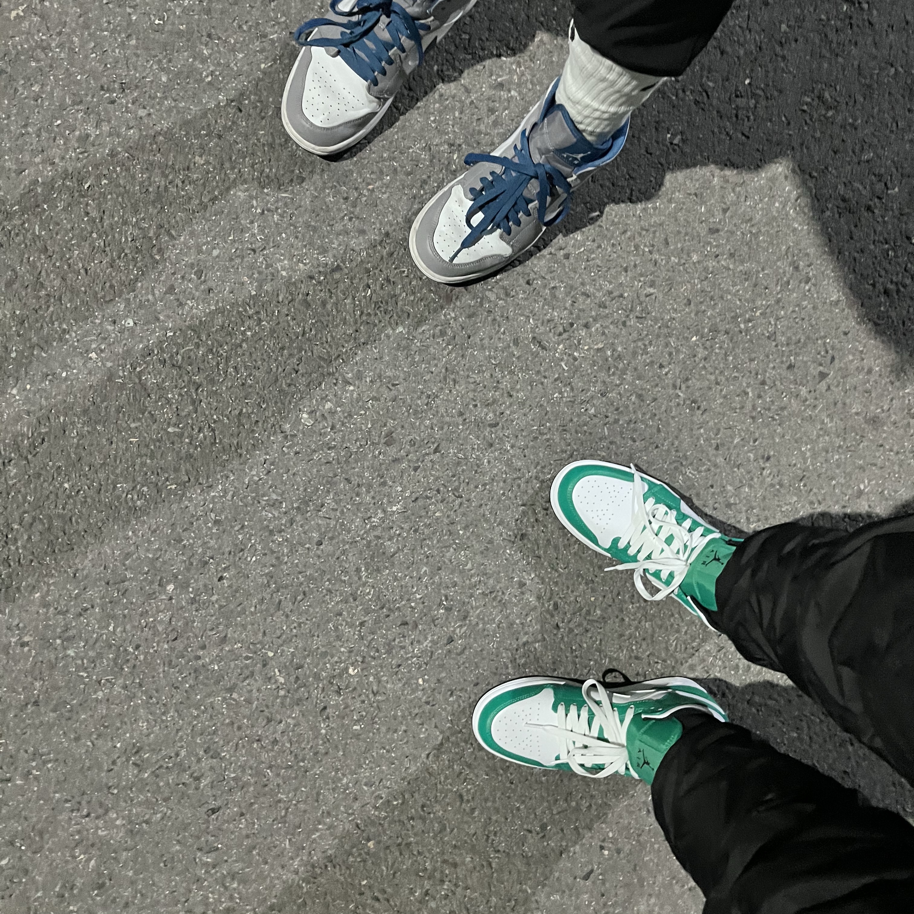 Jordan 1 Mid Lucky Green, Jordan 1 Mid Cement Grey True Blue 착용 스타일